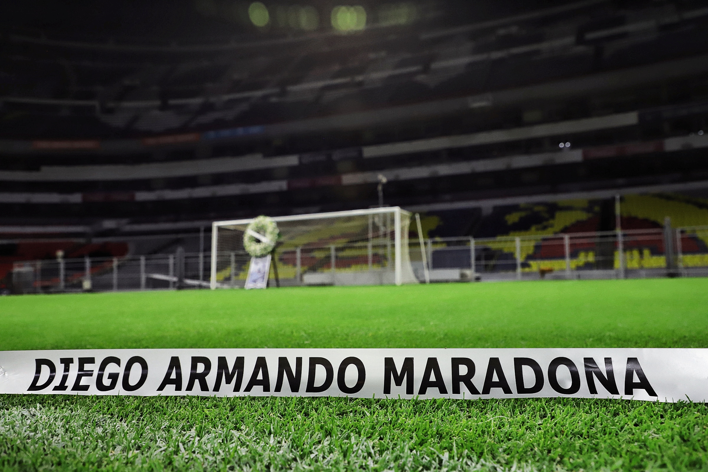 Una ofrenda floral reposa cerca de la portería donde Maradona anotó un gol en la Copa del Mundo de 1986, en memoria de la leyenda del fútbol argentino Diego Armando Maradona en el estadio Azteca, en la Ciudad de México, México, el 26 de noviembre de 2020. Foto: Televisa.