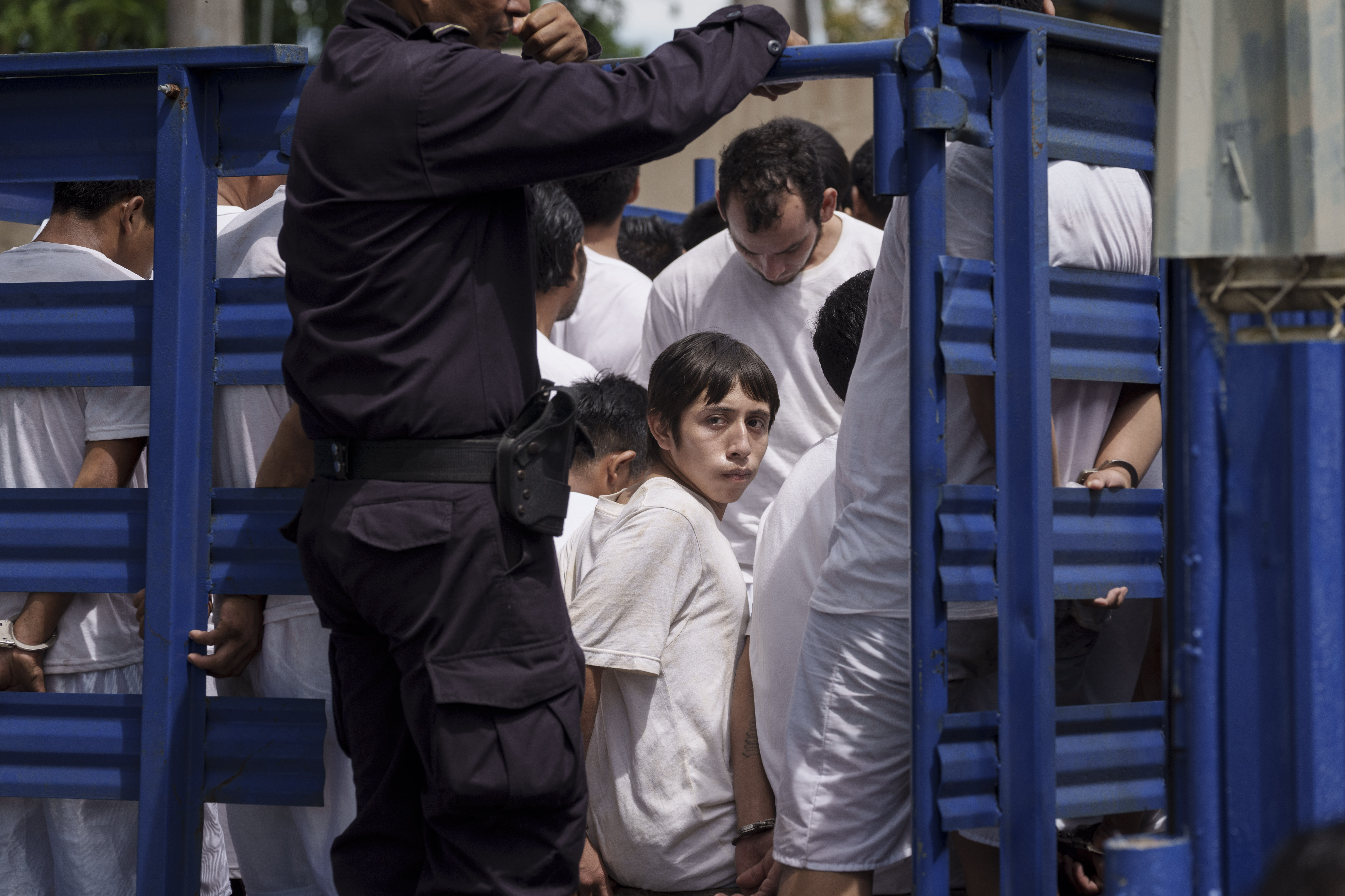 Hombres detenidos en el departamento de La Libertad son conducidos al centro de detención por la policía nacional en Soyapango (AP Foto/Moisés Castillo, Archivo)
