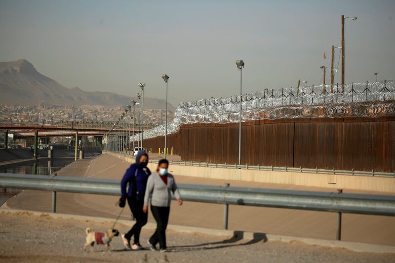 El muro fronterizo en El Paso, Texas, Estados Unidos, visto desde el lado mexicano. Lo pagó Estados Unidos. (REUTERS/José Luis González)