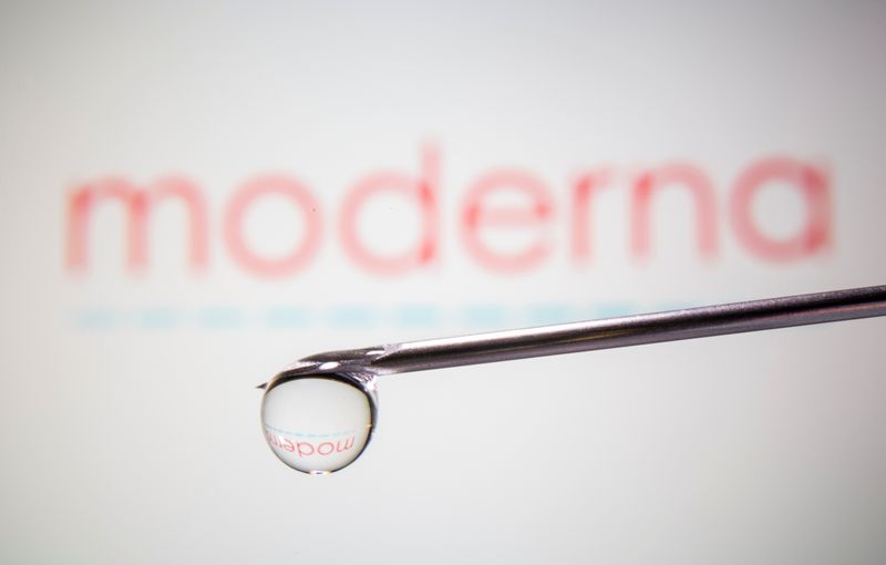 El logo de Moderna se refleja en una gota en una aguja de jeringa en esta ilustración tomada el 9 de noviembre de 2020. REUTERS/Dado Ruvic/Ilustración