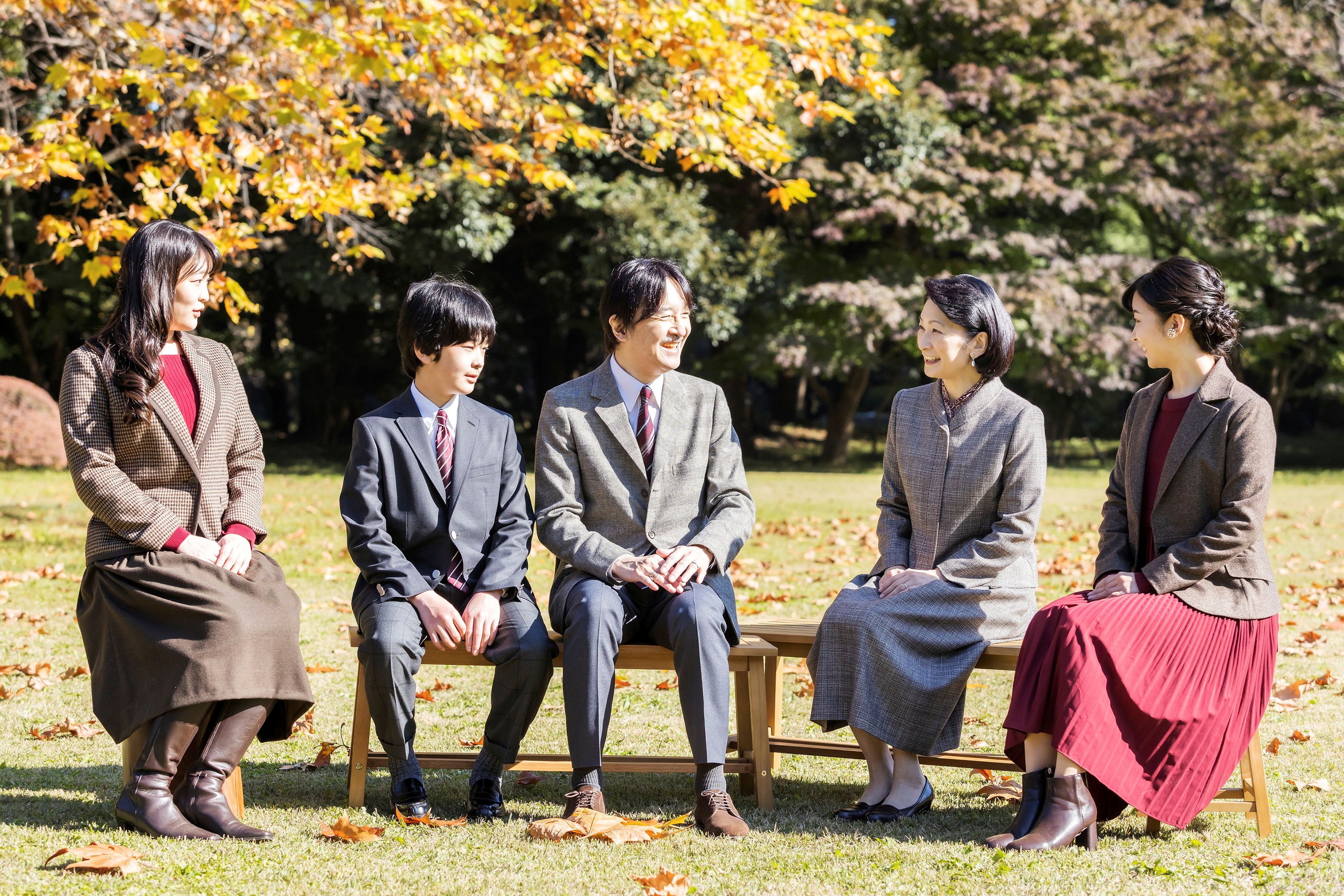 Akishino de Japón cumplió 55 años. La Casa Imperial ha celebrado su aniversario con una serie de imágenes con su esposa y sus tres hijos (Reuters)
