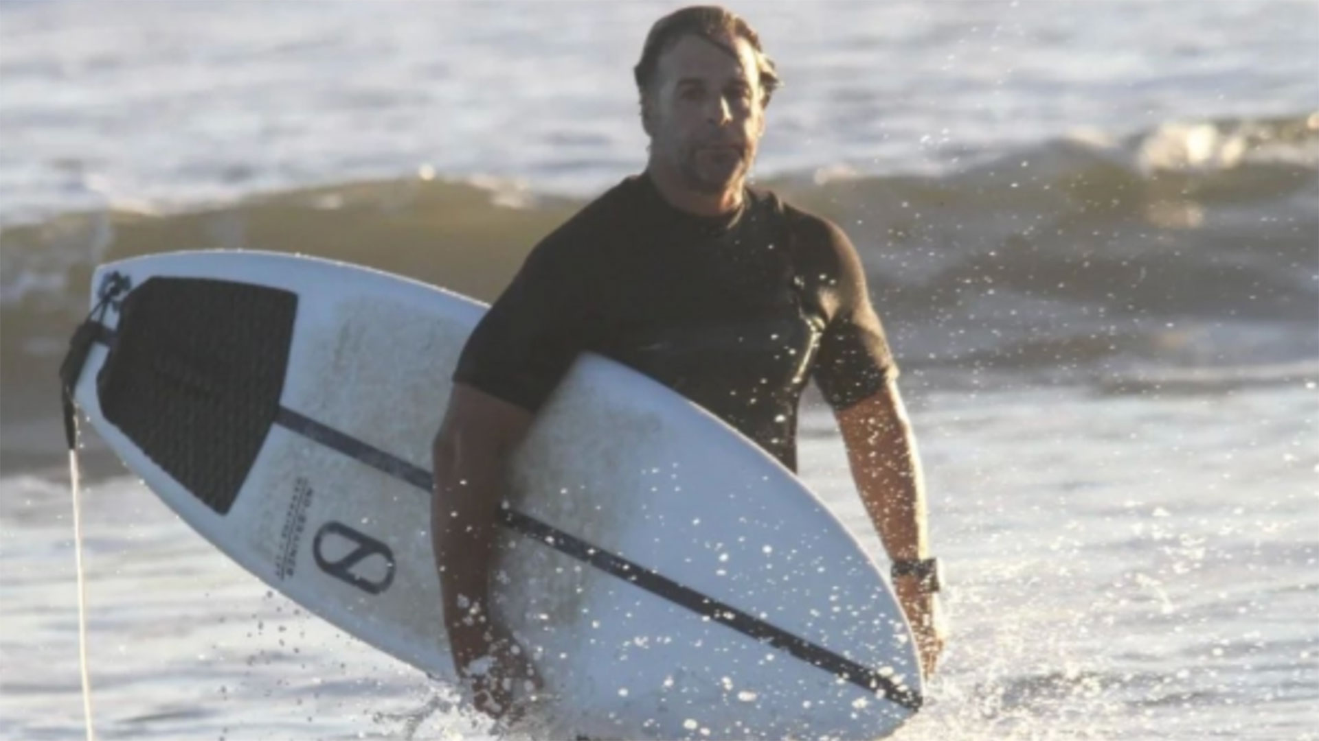 Luis Lacalle Pou estuvo haciendo surf en las playas de La Paloma