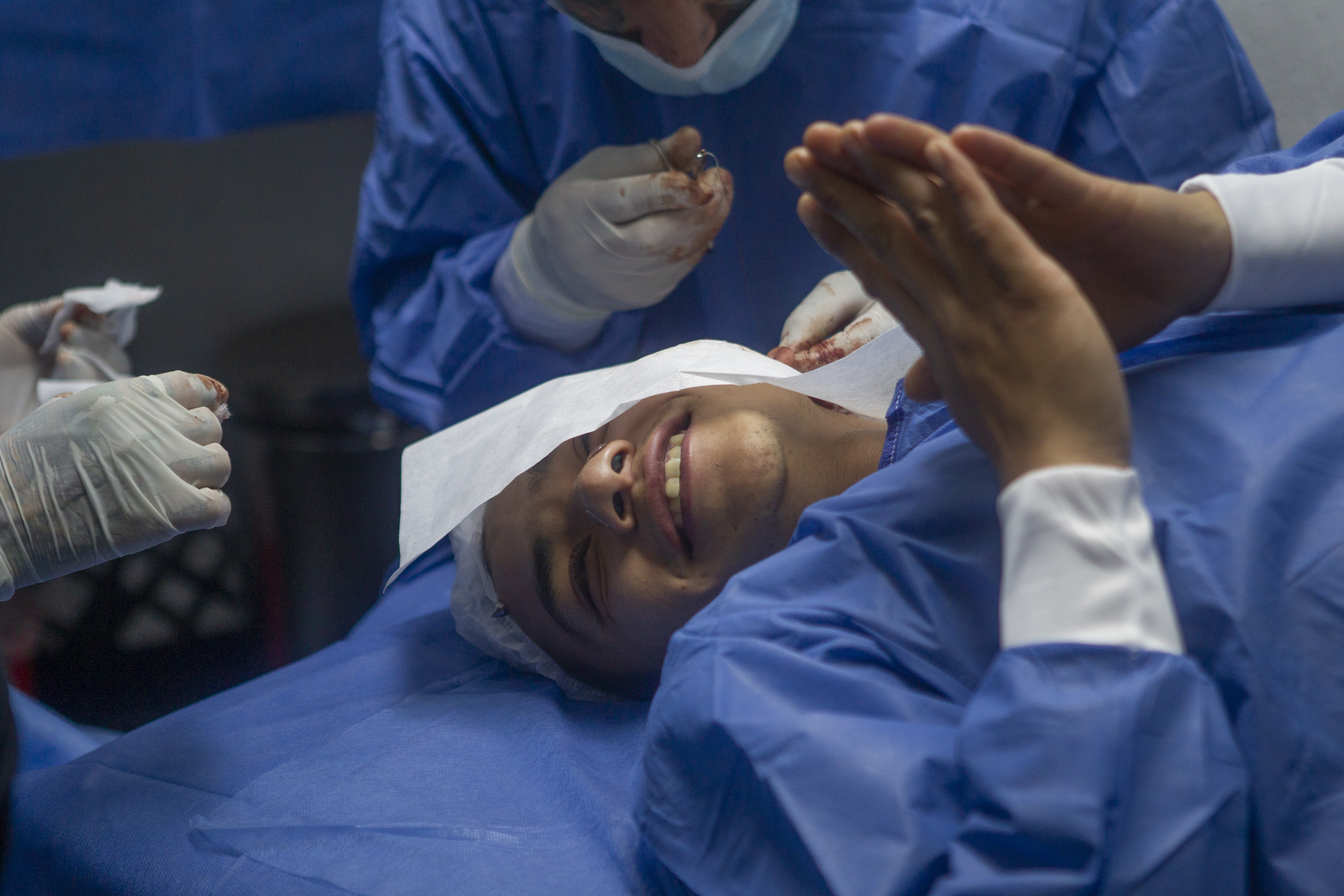 "Pocker" mientras "Plaga" le realiza un corte de un fragmento de su oreja para modificar su forma.
Noviembre 29, 2021
Foto: Karina Hernández / Infobae
