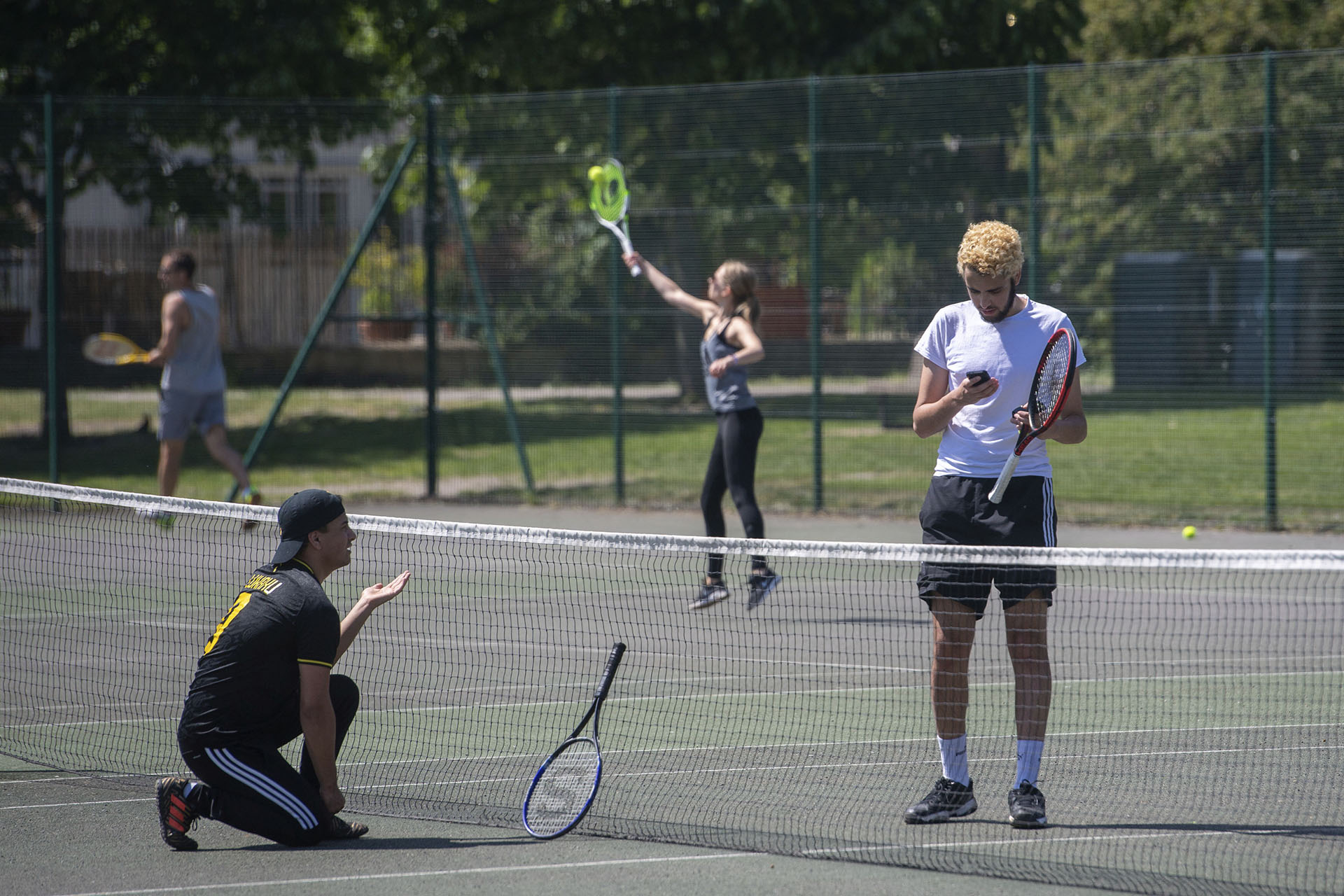 Jóvenes juegan al tenis en Cambridge, Inglaterra.