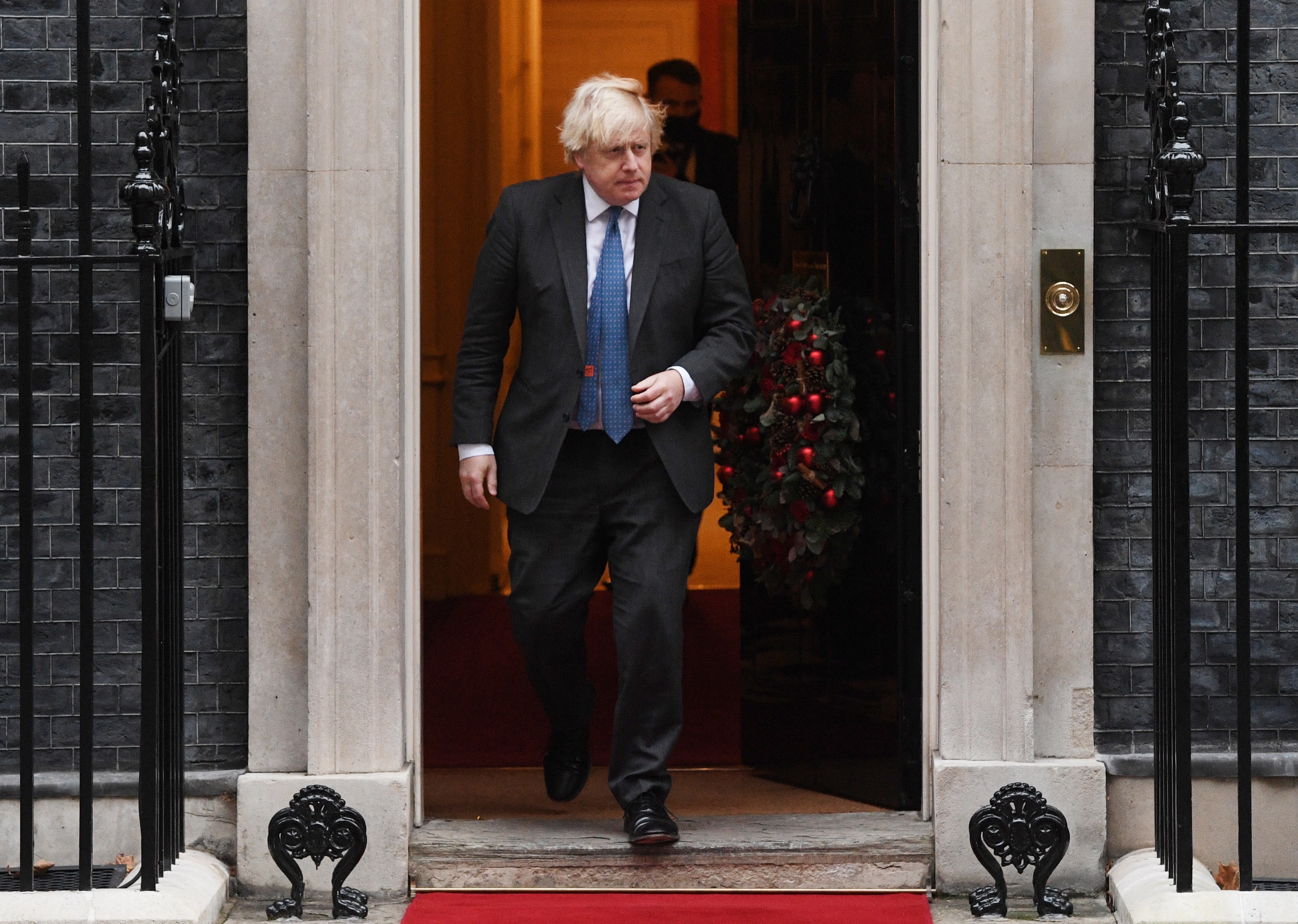 El primer ministro británico, Boris Johnson, en la puerta del 10 de Downing street (EFE/EPA/FACUNDO ARRIZABALAGA / POOL)
