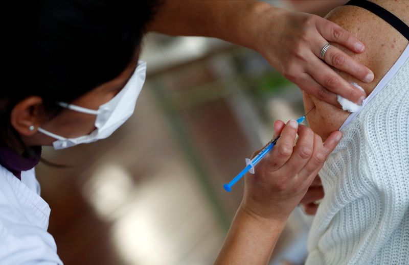 Un agent de santé injecte une dose du vaccin COVID-19 à Buenos Aires, en Argentine. REUTERS/Agustin Marcarian/Fichier