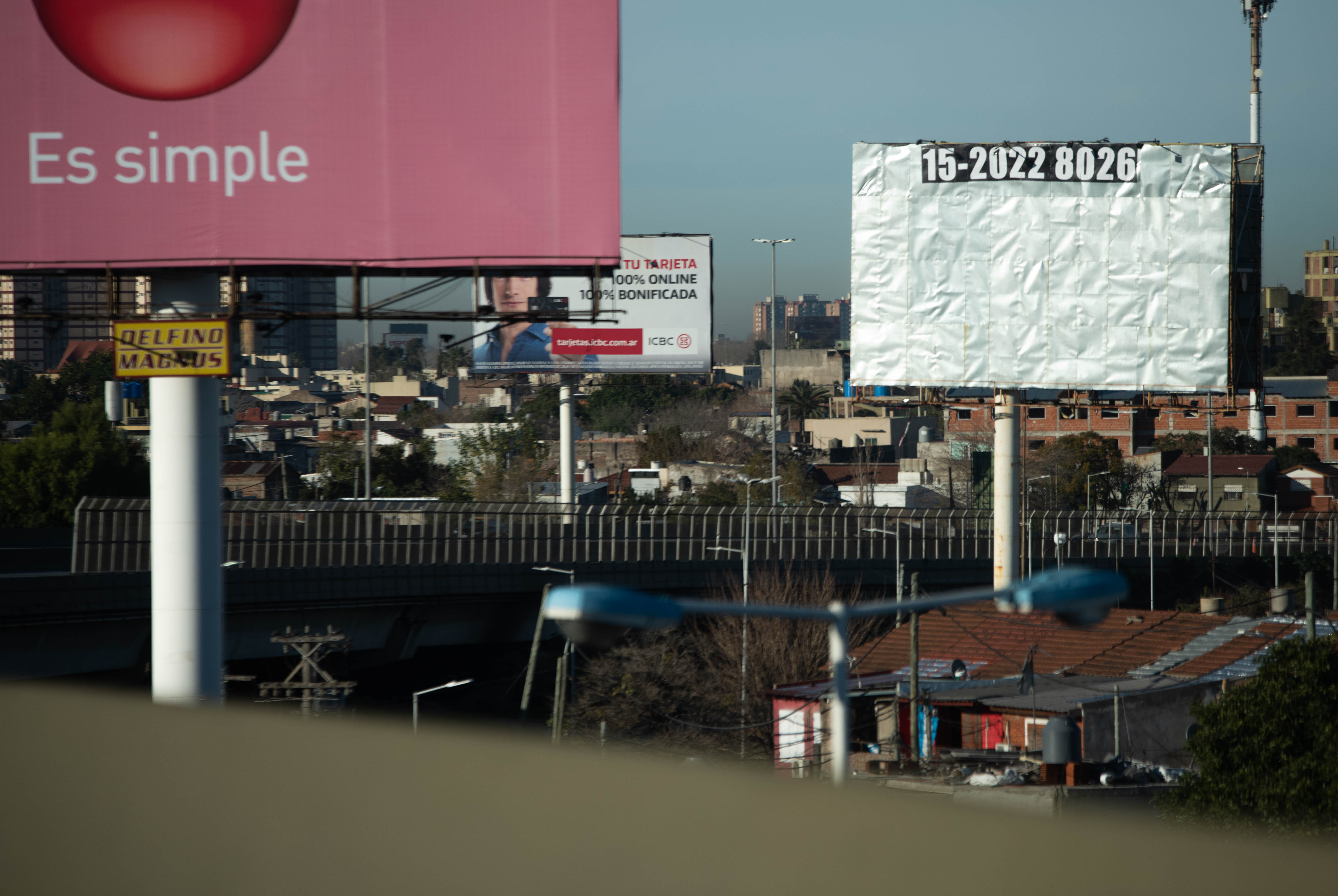 Por la crisis económica, las empresas empiezan a recortar fondos en áreas como la publicidad.