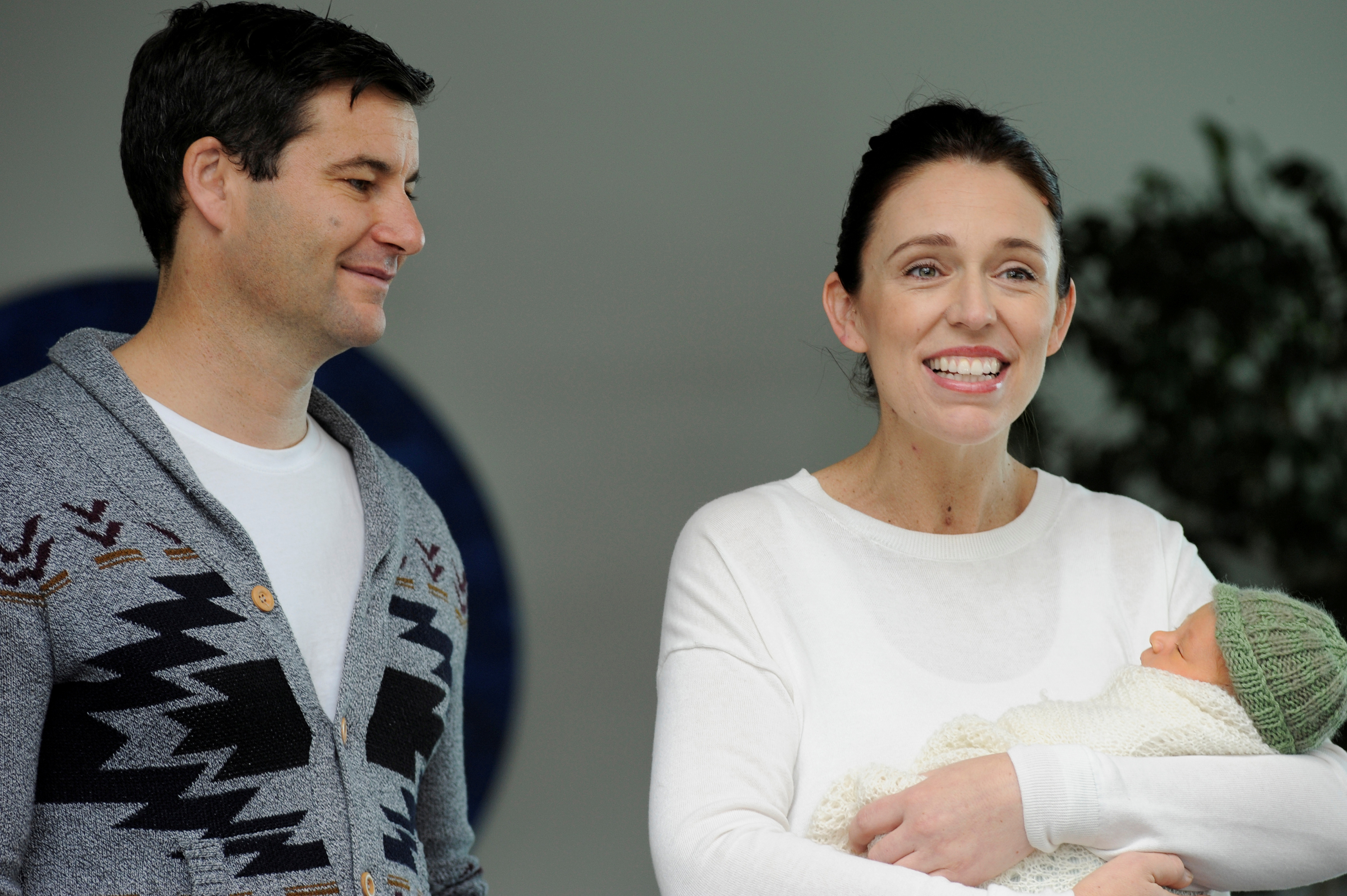 La primera ministra Jacinda Ardern saliendo del hospital con su bebé recién nacida, Neve Te Aroha Ardern Gayford , junto a su pareja, el periodista Clarke Gayford, en junio de 2018. REUTERS/Ross Land.