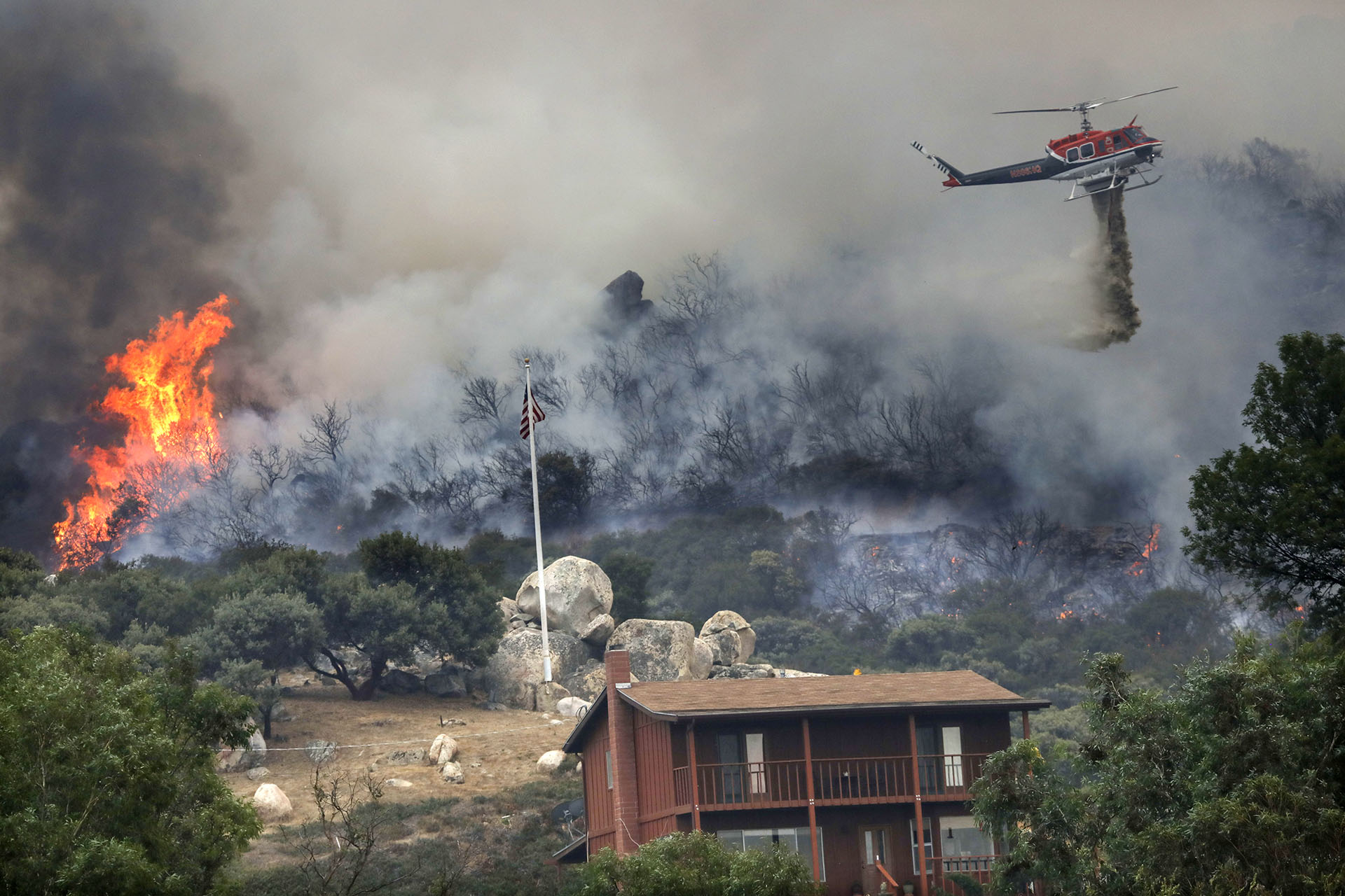El intenso calor también ha llevado al principal proveedor de energía eléctrica del estado, Pacific Gas and Electric (PG&E) a anunciar que podría tener que recurrir a cortes del servicio deliberados para evitar que el sistema se sobrecargue, y como medida de prevención contra nuevos posibles fuegos. (SANDY HUFFAKER / AFP)