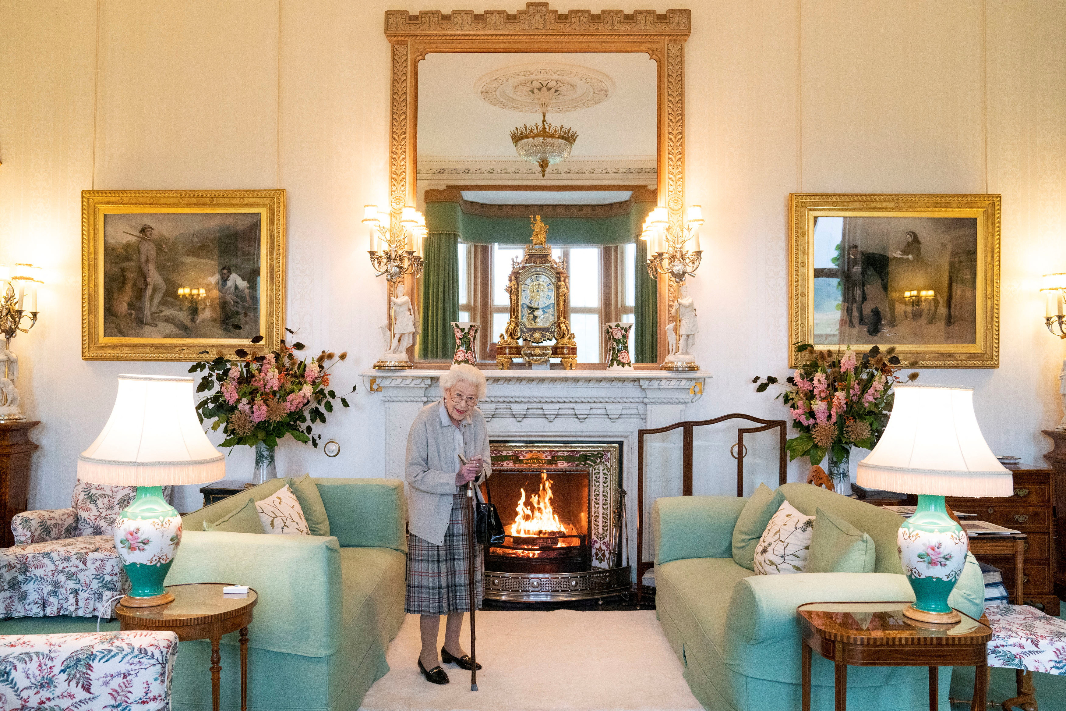La regina Elisabetta nel salotto del castello di Balmoral, poco prima di ricevere la visita di Liz Truss (Jane Barlow/Paul via Reuters)