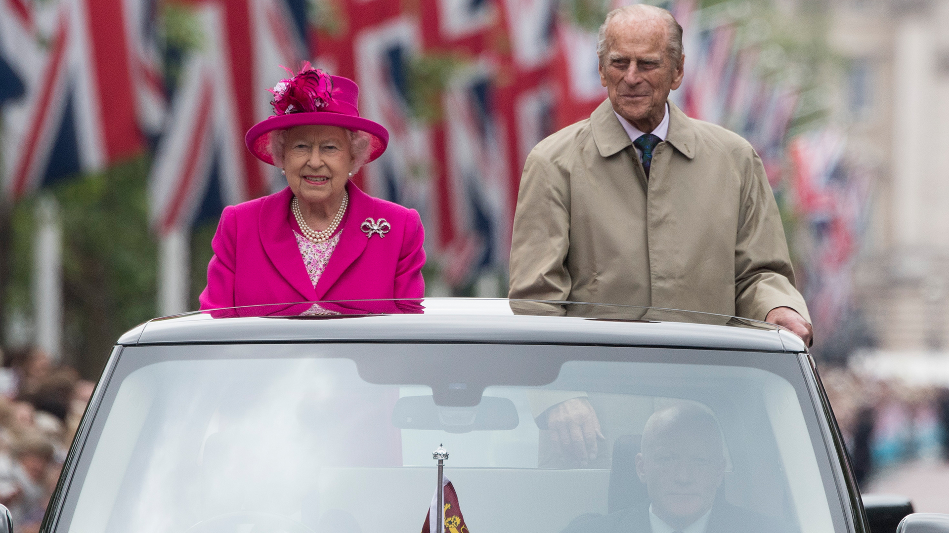 Isabel II y el duque de Edimburgo en las afueras del Palacio de Buckingham en Londres el 12 de junio de 2016 