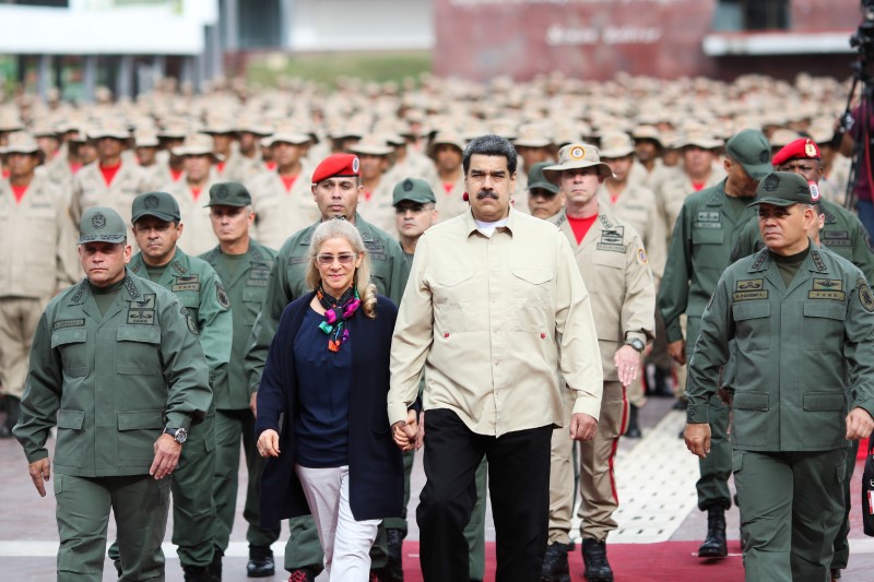 El presidente de Venezuela, Nicolás Maduro, camina con su esposa, Cilia Flores; el ministro de la Defensa, Vladimir Padrino López, y el jefe del Comando Estratégico Operacional de la Fuerza Armada, Remigio Ceballos. El dictador y los militares están señalados por la ONU como responsables de delitos de lesa humanidad en Venezuela (Reuters)