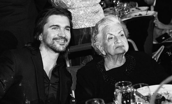 Juanes celebra los 91 años de su madre con una emotiva serenata - Infobae