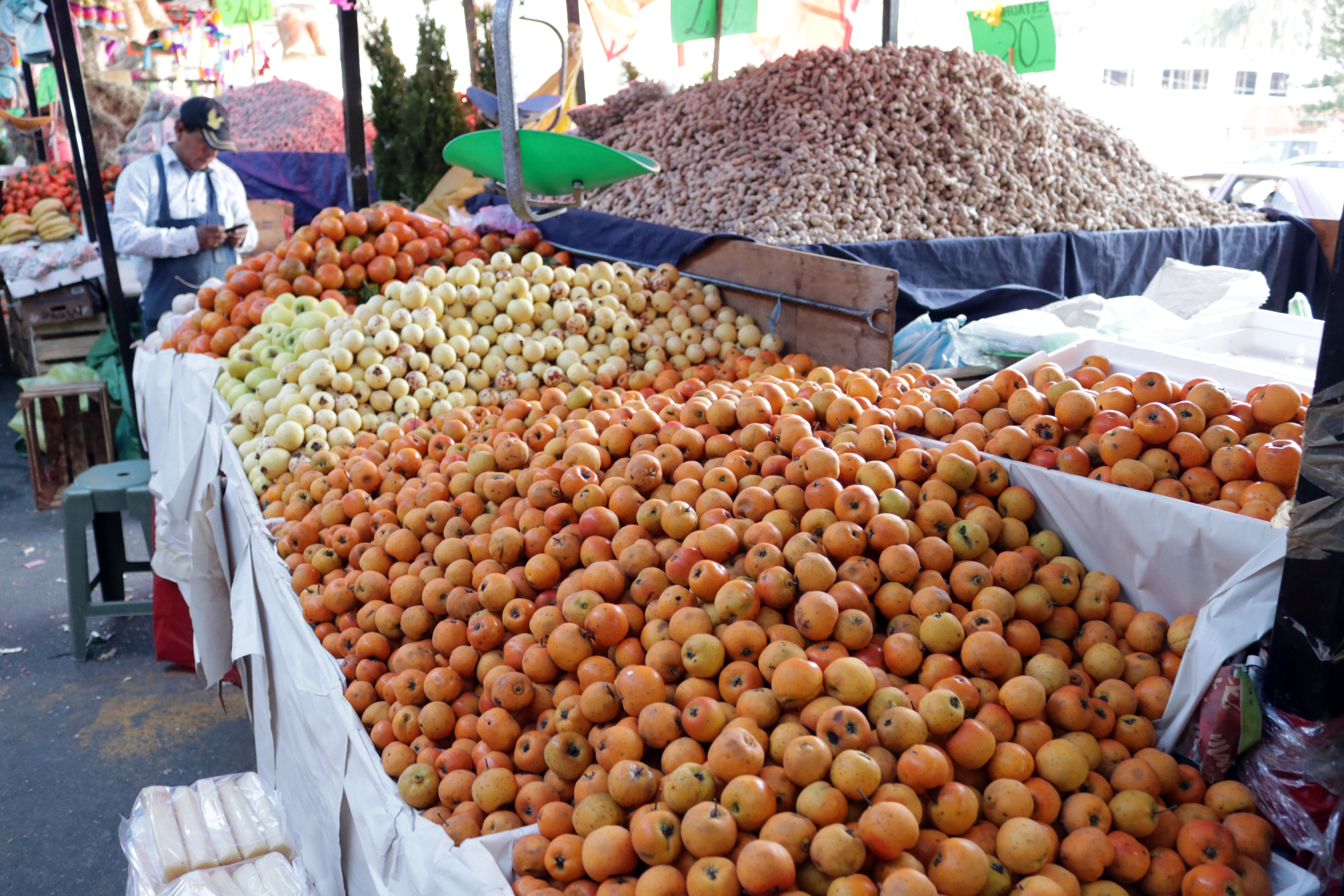El tejocote es uno de los frutos más comunes de temporada (MARGARITO PÉREZ RETANA /CUARTOSCURO.COM)