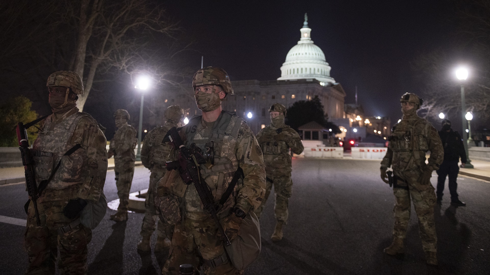 Las fotos de los agentes en Washington confirmaron la portación de armas de la guardia de reserva (AFP)