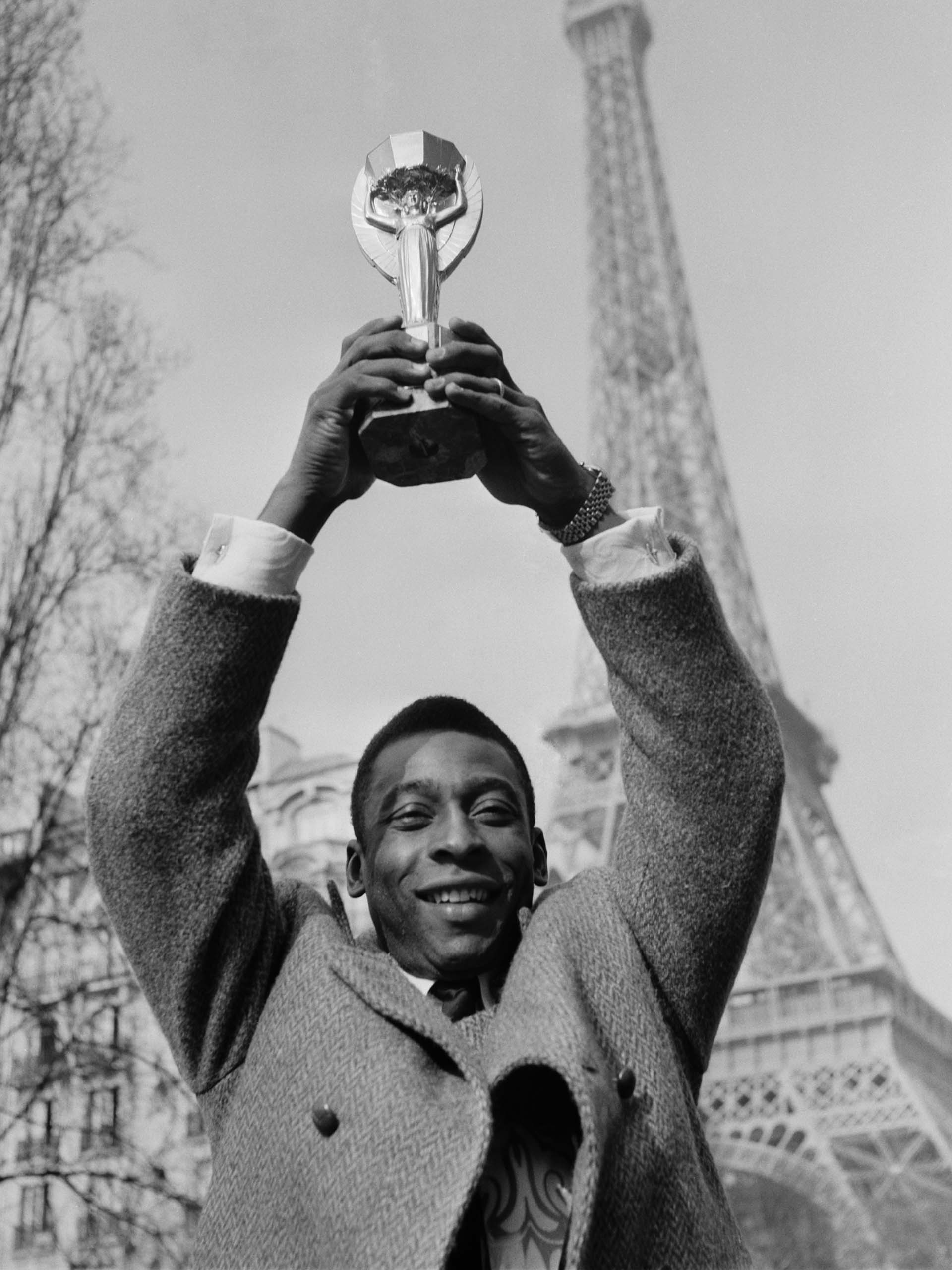 Aquí con la copa Jules Rimet, el trofeo que se entregaba al campeón del Mundial FIFA, durante 1970