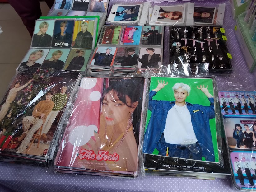 Buy and sell photo cards, posters and K-pop albums in Lima.
