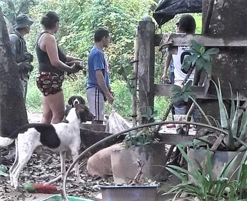 Momento en que una familia es obligada a abandonar su finca