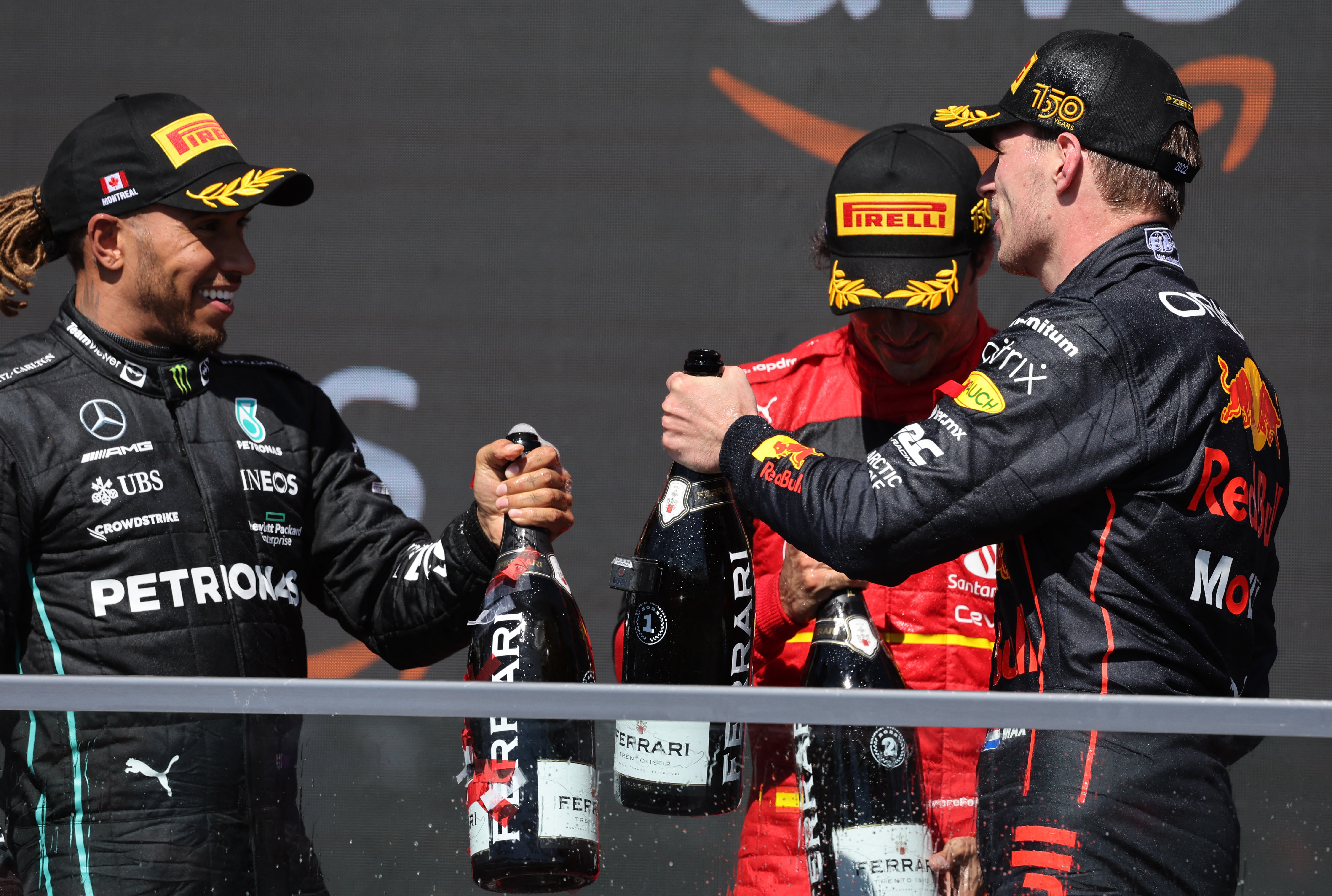 Max Verstappen saluda a Lewis Hamilton, que cumplió una buena labor y volvió a subir al podio luego de ocho fechas. Segundo fue Carlos Sainz Jr. (REUTERS/Chris Helgren)