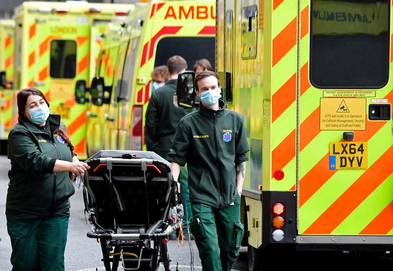 Trabajadores de Salud en media de la pandemia de COVID-19 en Londres, Gran Bretaña (REUTERS/Toby Melville)