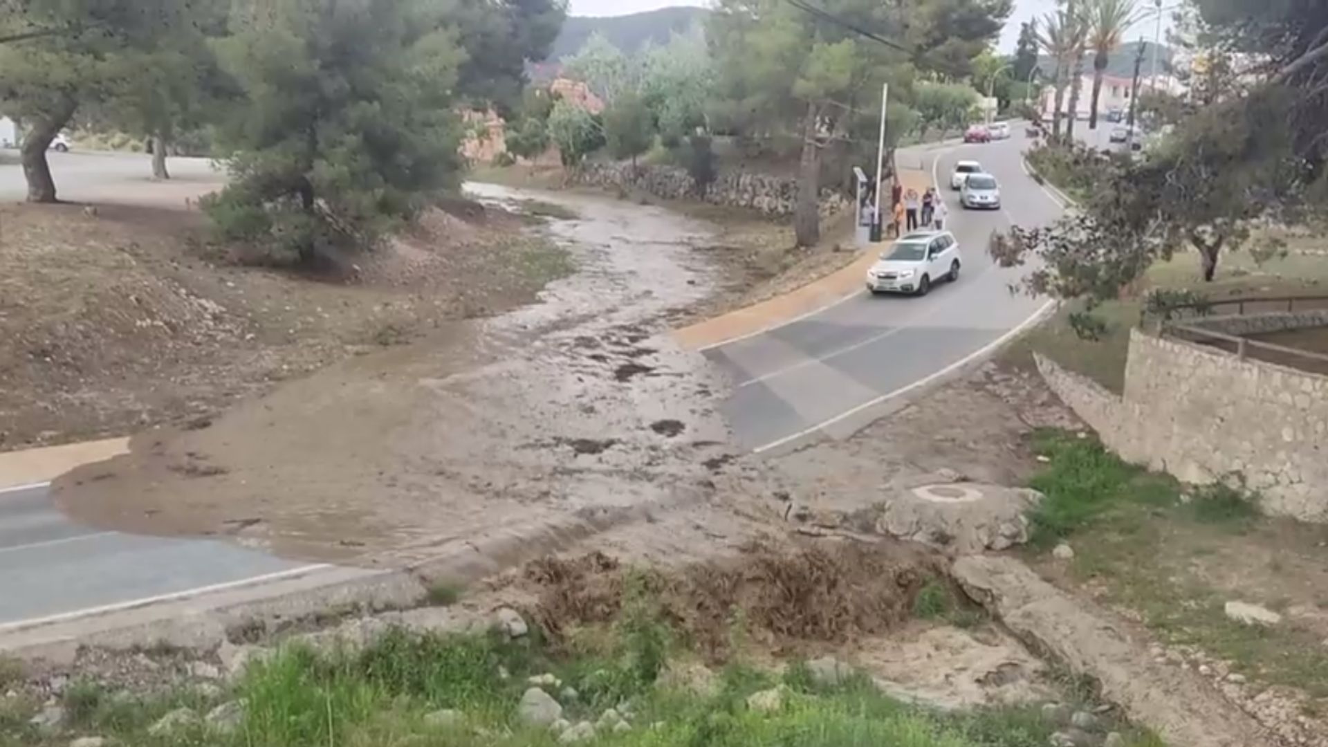 Severas inundaciones provocaron el bloqueo de una carretera en el noreste de España