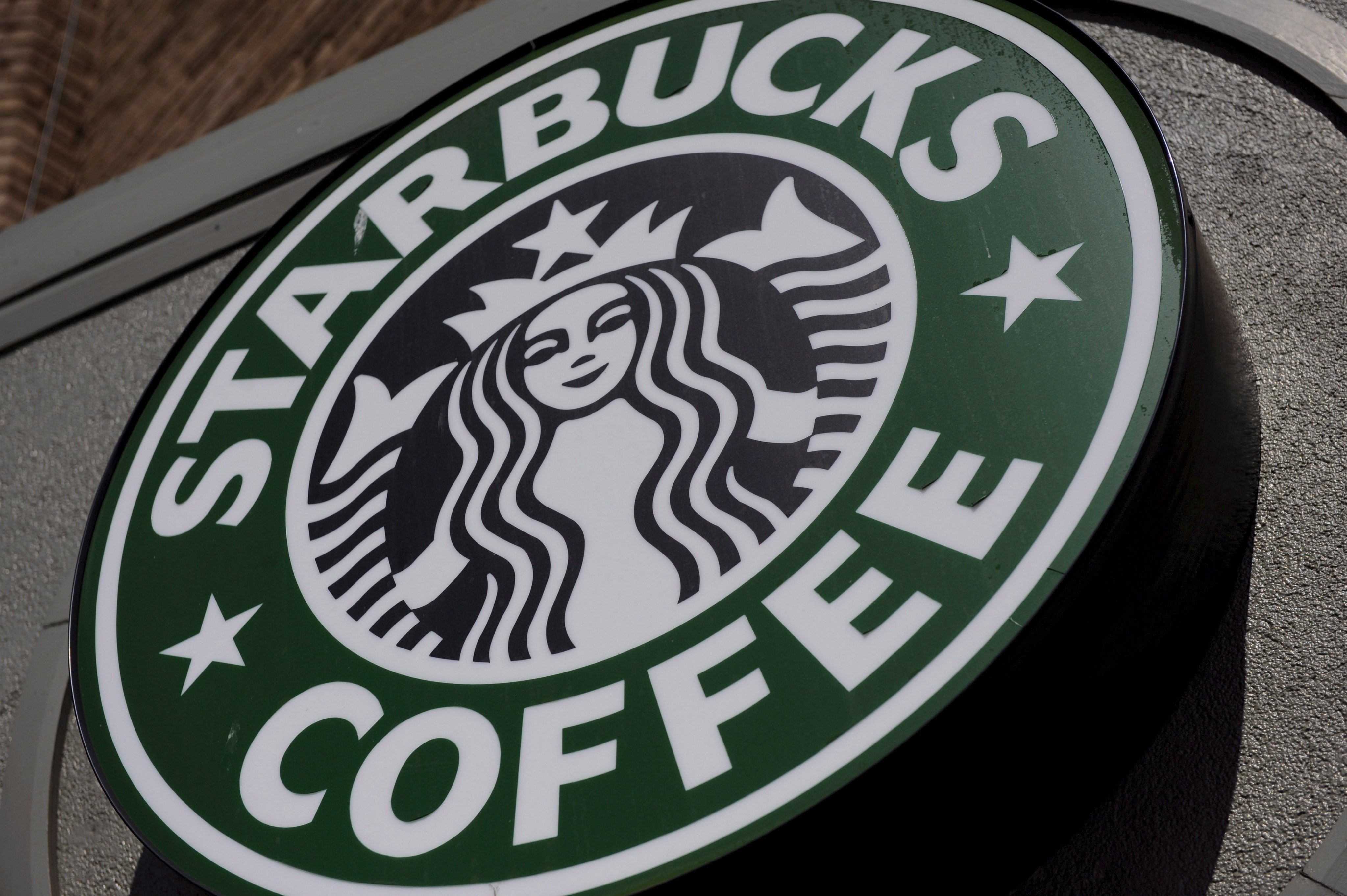 Starbucks también pausó sus publicidades en Fabebook
