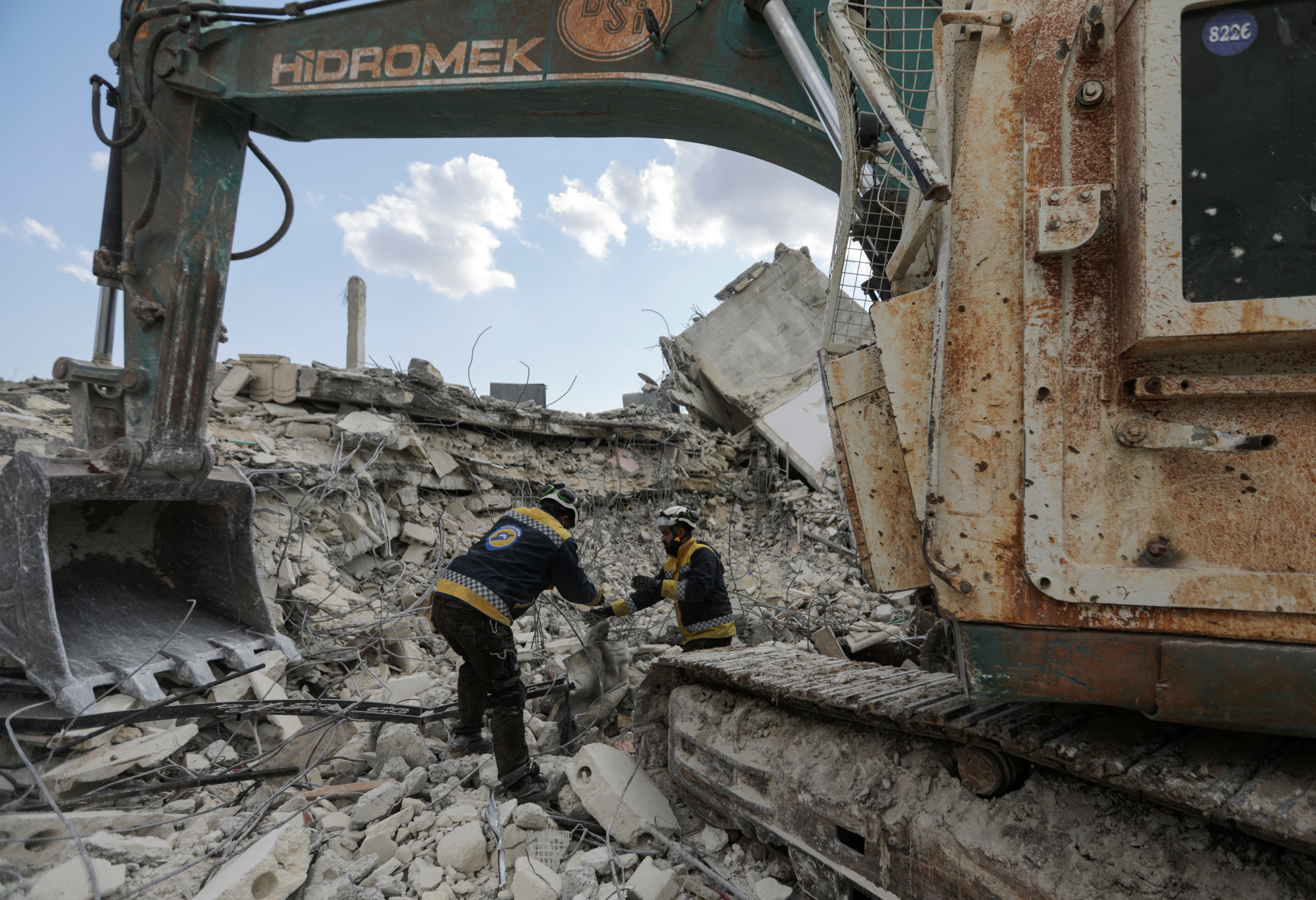 Abdel Qader Abdelrahman, voluntario de la Defensa Civil de Siria (Cascos Blancos), trabaja en el sitio de los edificios dañados después de un terremoto, en la ciudad rebelde de Jandaris, Siria. REUTERS/Khalil Ashawi
