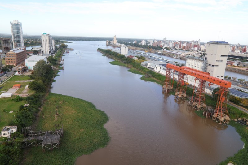 La bajante en el río afecta el comercio fluvial en la zona (REUTERS/Matias Pintos)