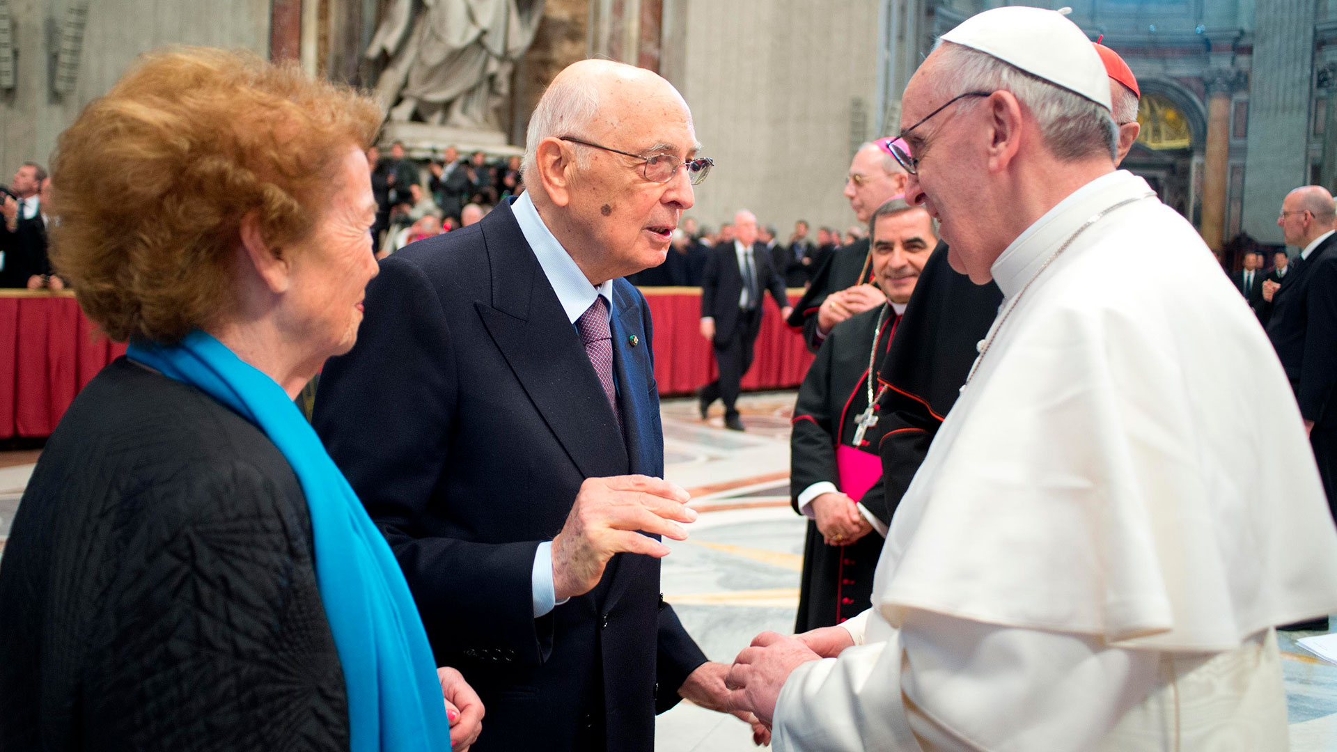 El Presidente italiano Giorgio Napolitano and y su esposa, Clio Maria Bittoni, junto al Papa Francisco en la Ciudad del Vaticano