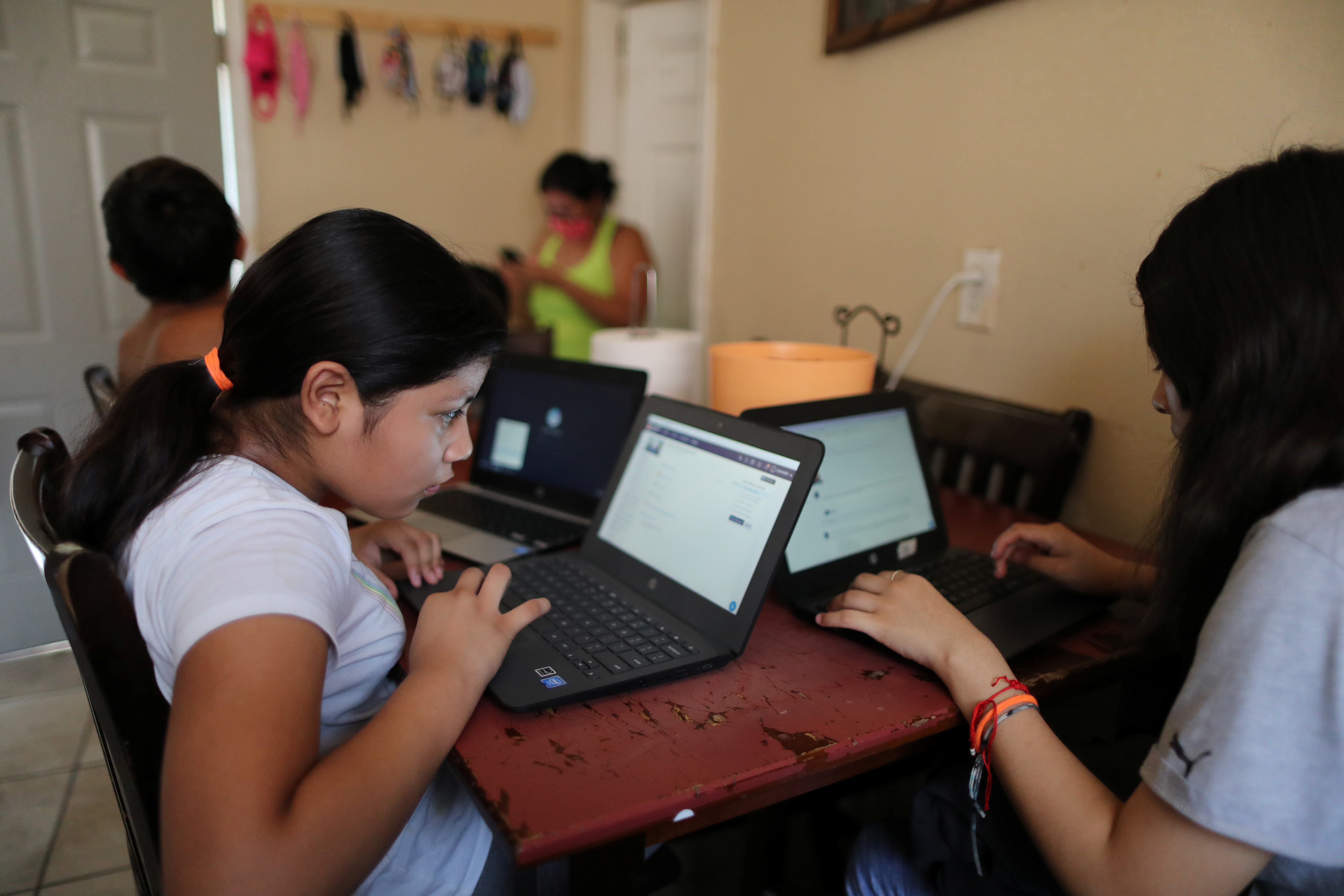 Alumnos también podrán tomar clases por internet, radio o cuadernillos. (Foto: Reuters)