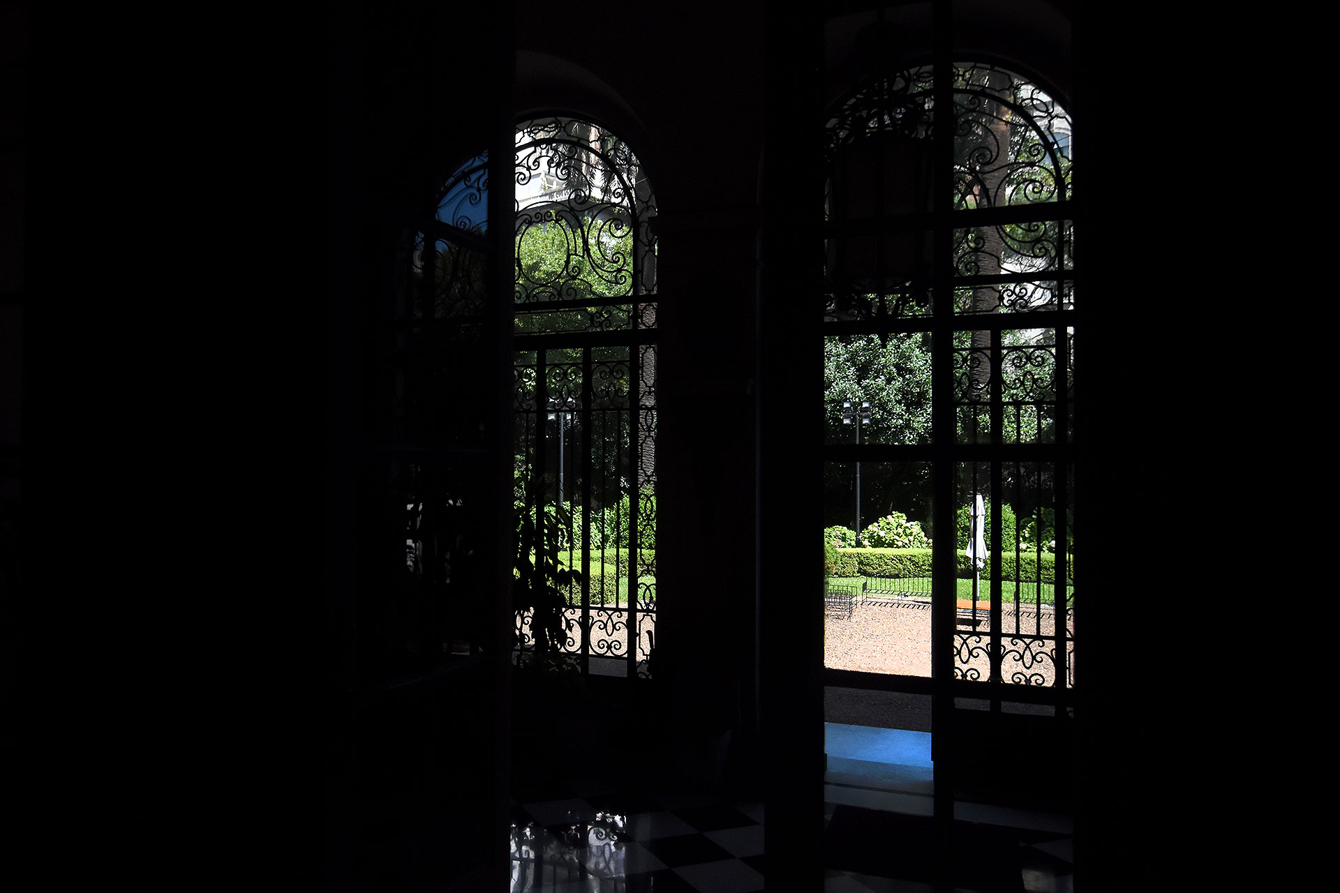 The three wrought iron gates in the front seen from inside the residence.  Behind, the beautiful garden that connects to the Embassy (Nicolás Stulberg)