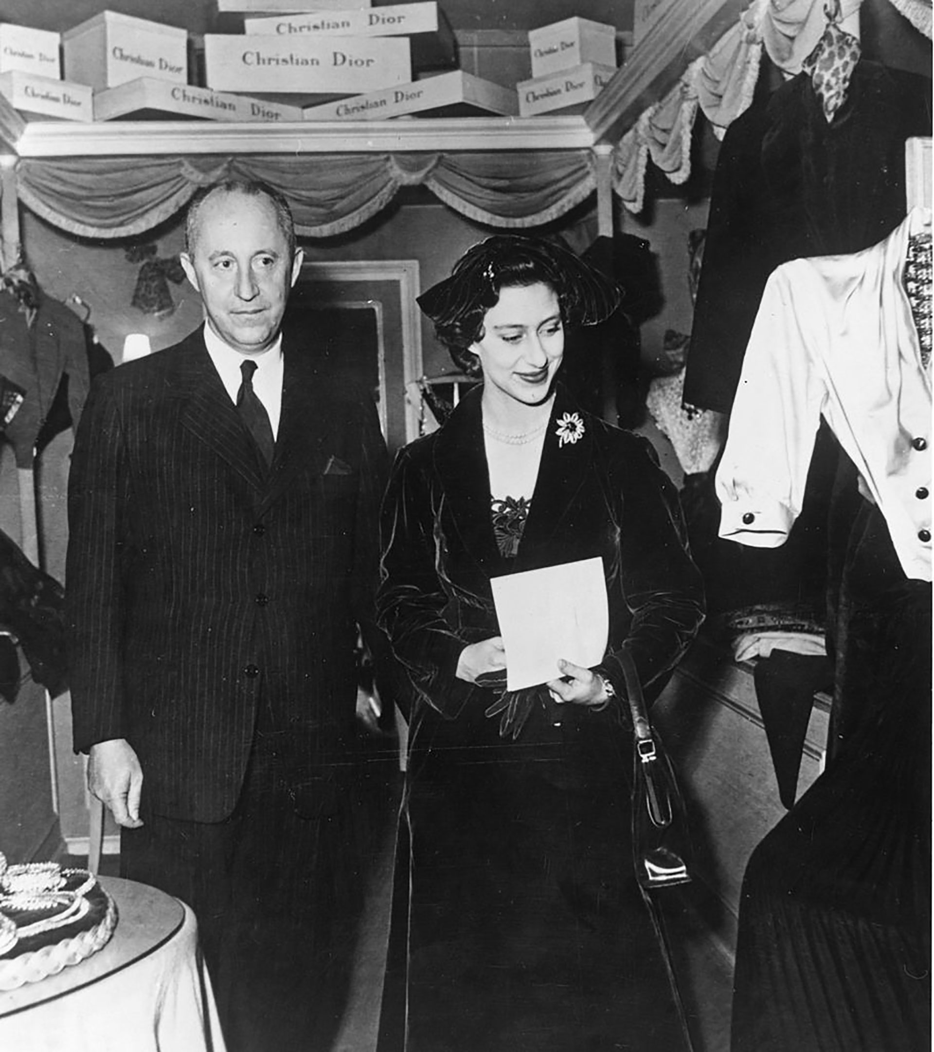Christian Dior junto a la Princesa Margarita en su sala de exposiciones de París (Mike Lawn/Getty Images)
