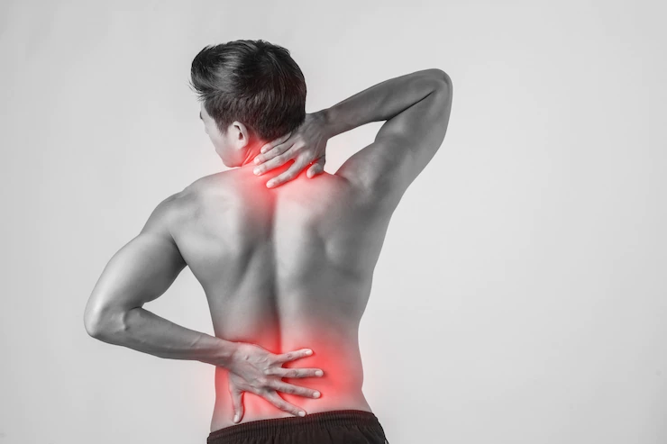 El doctor Cormillot sugirió tomar antiinflamatorios durante poco tiempo y acudir a un profesional para un abordaje adecuado del dolor de espalda (Freepik)