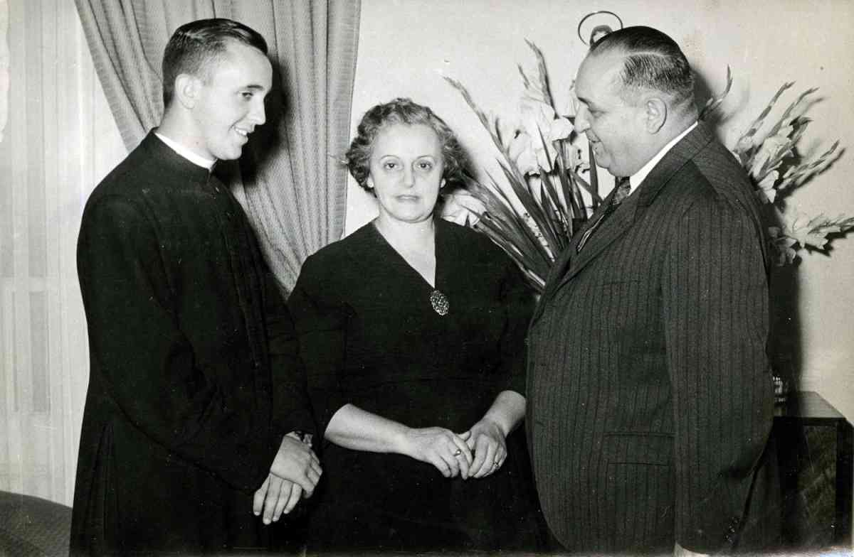 Jorge Bergoglio, entonces seminarista, junto a sus padres María Regina Sívori y Mario José Francisco en 1958 (REUTERS/Cortesía de Maria Elena Bergoglio) 