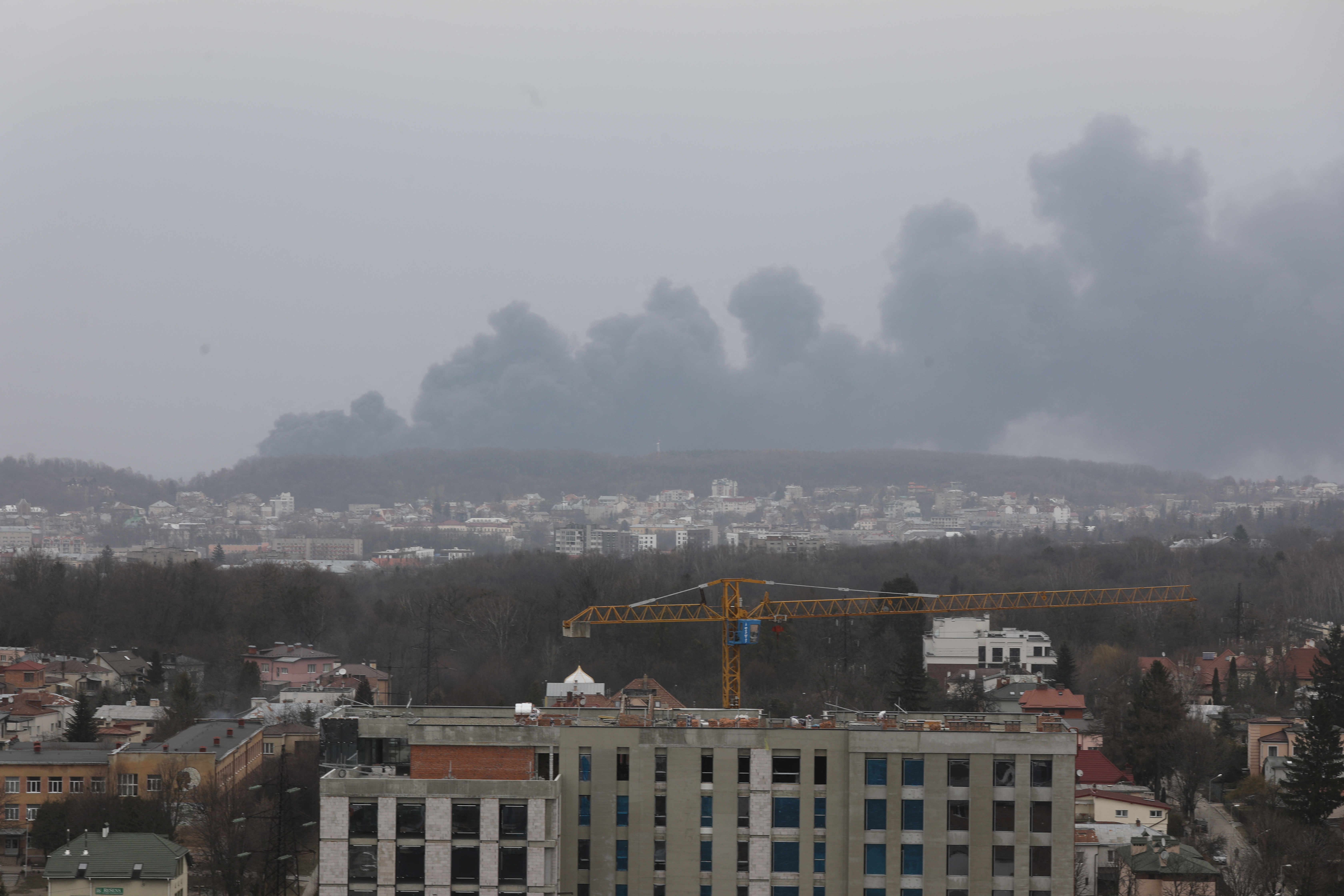 Una panorámica de Lviv en la que se observa el humo (REUTERS/Roman Baluk)