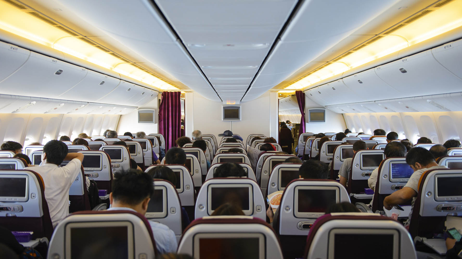 COVID-19 y viajes en avión: por qué es mayor el riesgo de contagio con Ómicron
