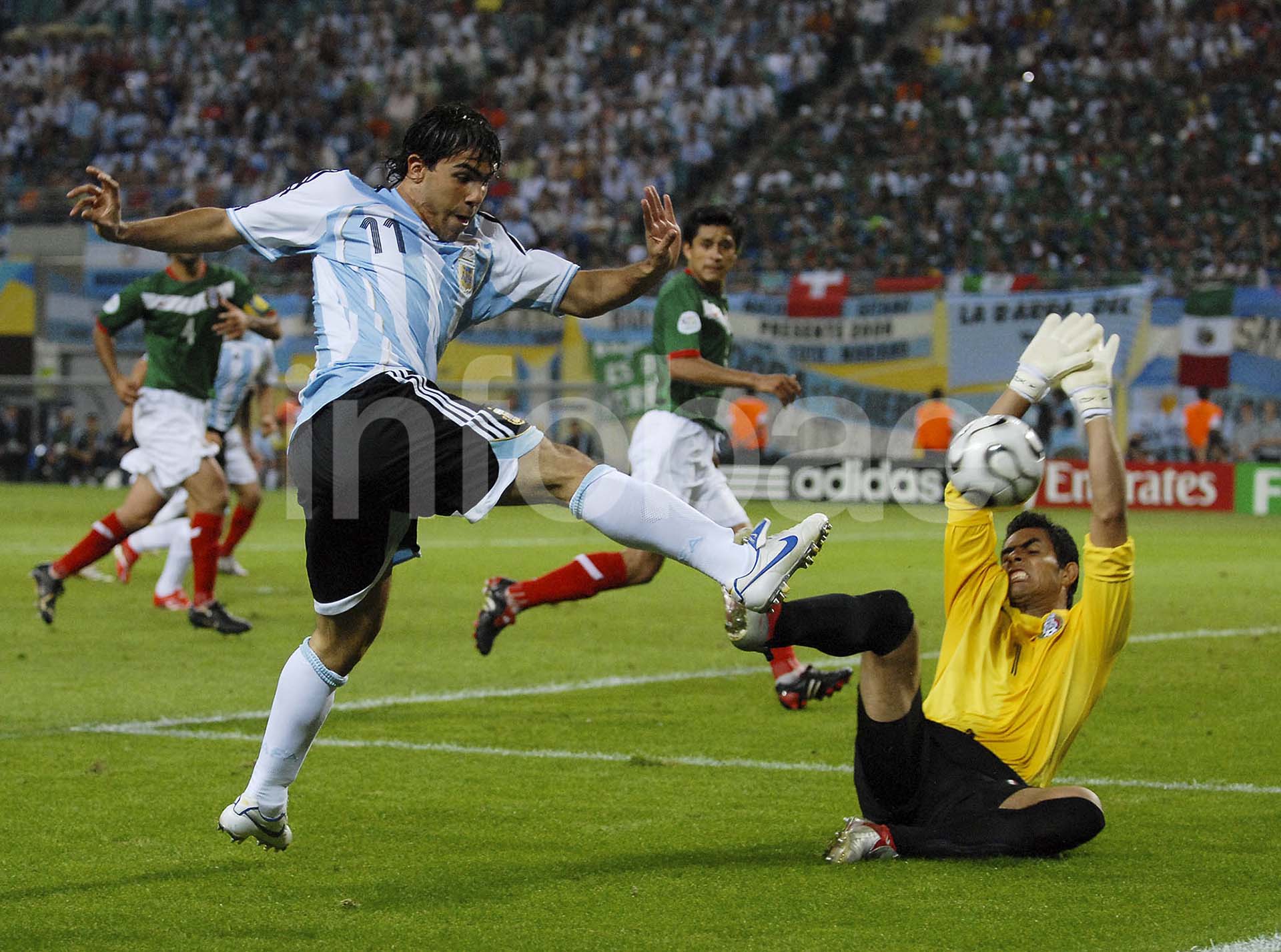 Carlos Tevez convierte un gol ante México en los octavos de final de Sudáfrica 2010