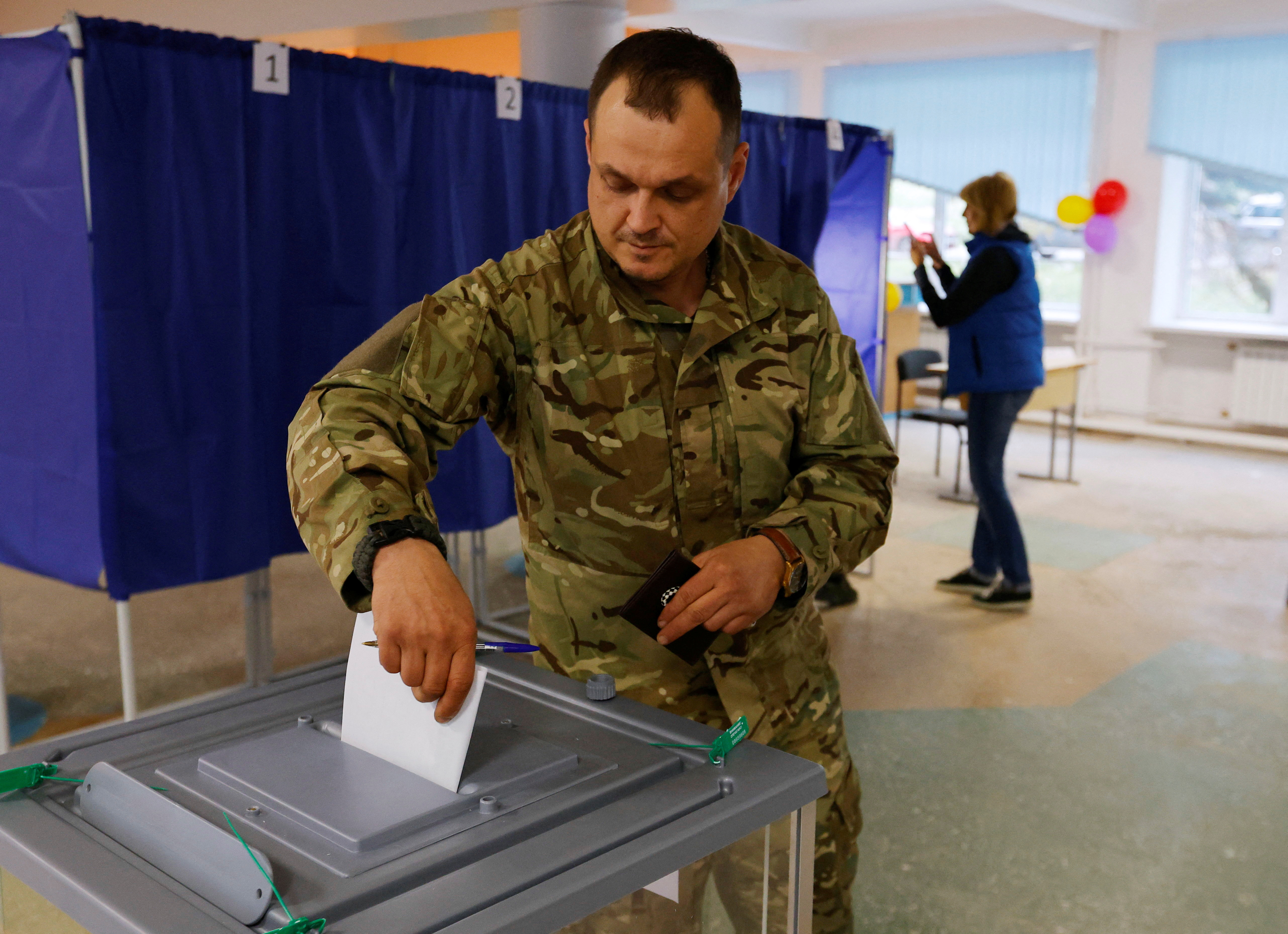 En Lugansk el “sí” cosechó 97,93 por ciento; en Zaporizhzhia, 97,81 por ciento; mientras que la región de Jersón ha sido en la que menos apoyo ha recabado la adhesión a Rusia, si bien los votos a favor han sido notablemente superiores, con un 96,75 por ciento.