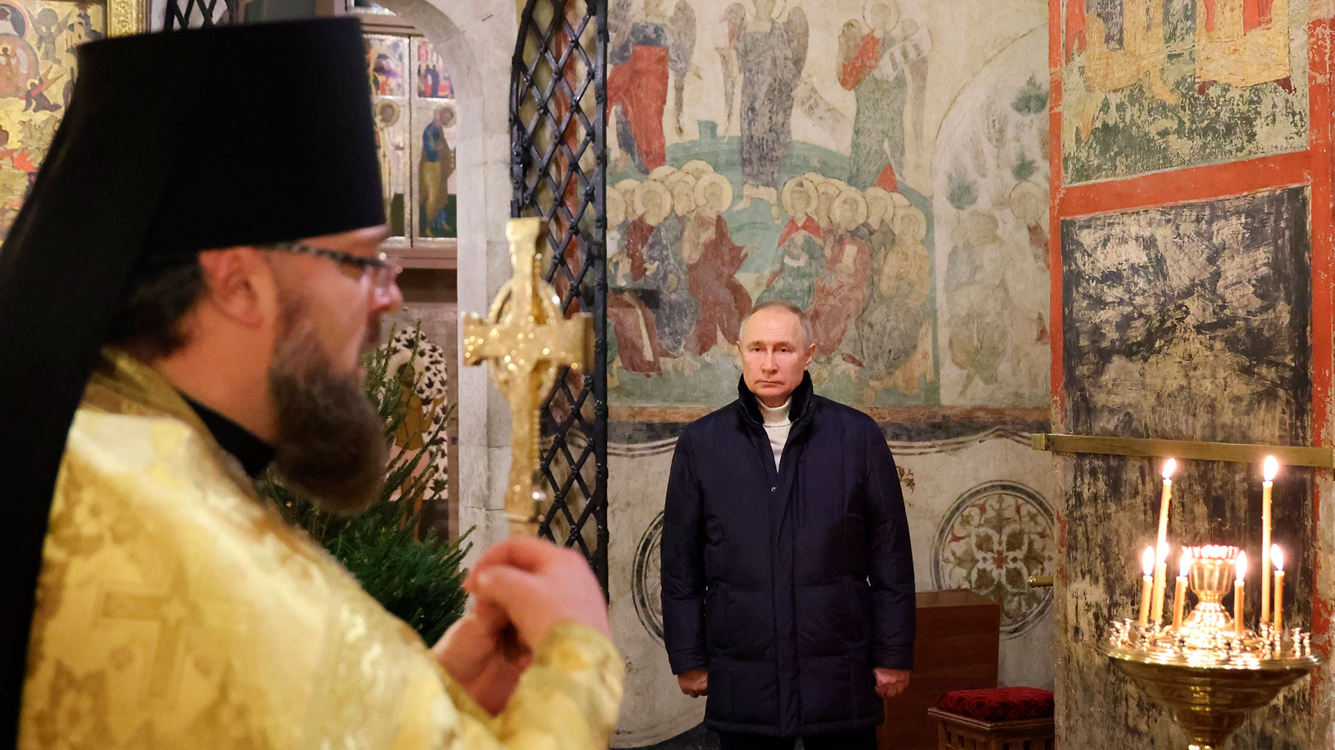 Putin asiste al servicio de Navidad en la Catedral de la Anunciación en el Kremlin de Moscú en Moscú, Rusia, sábado 7 de enero de 2023 (AP)