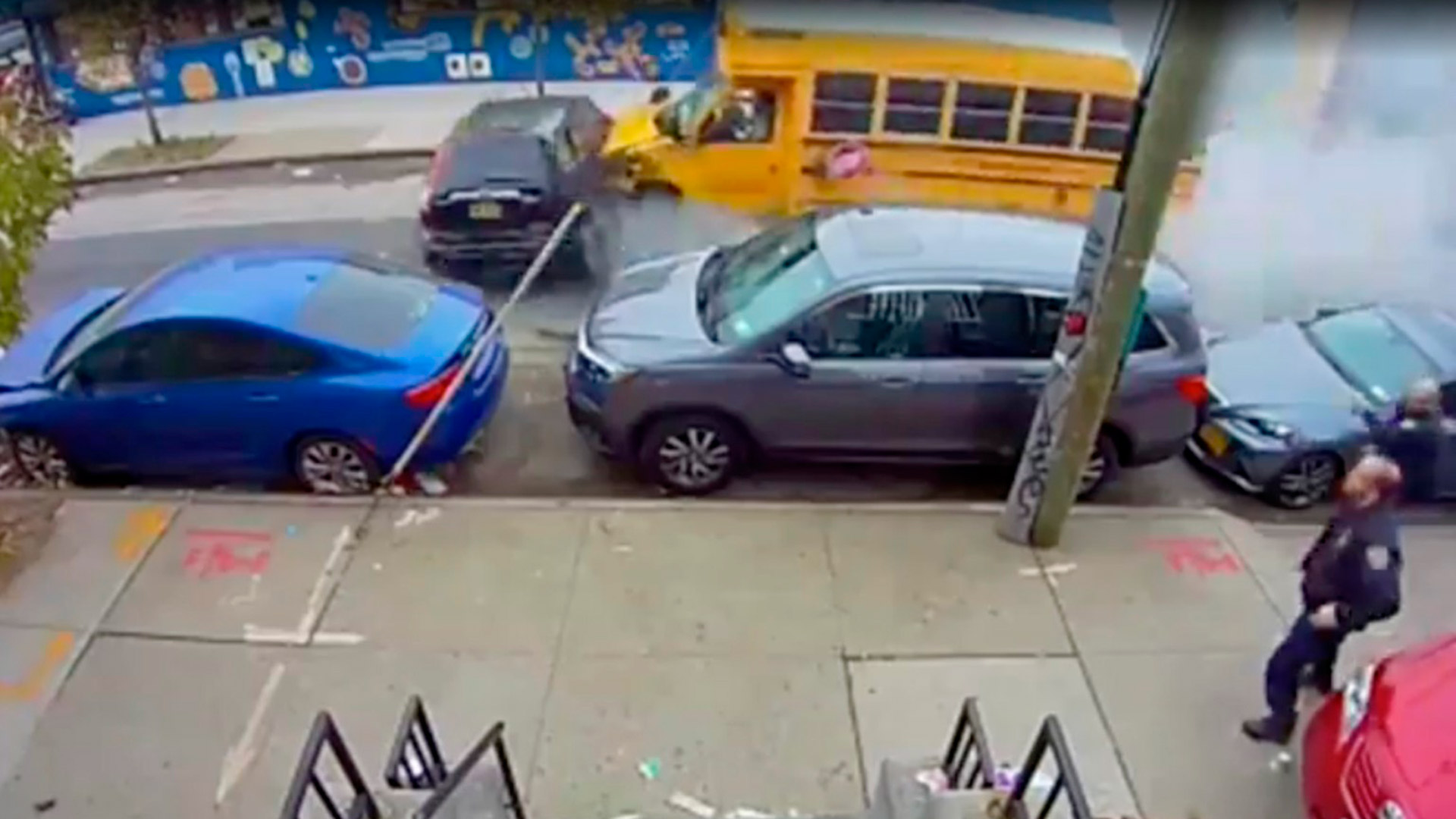 Un hombre robó un autobús escolar en EEUU y chocó a varios autos estacionados: hay al menos cuatro heridos