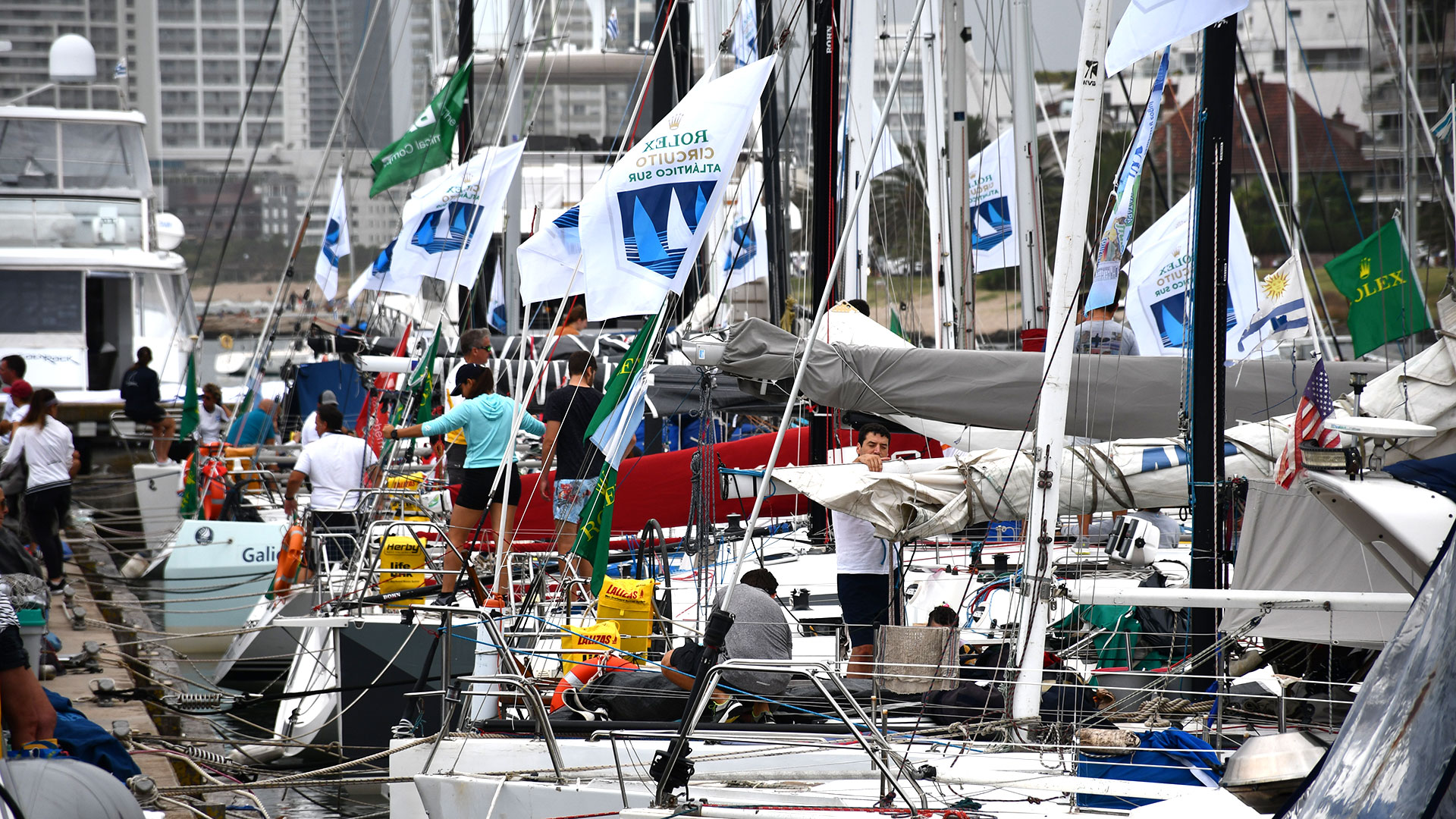 Los veleros participantes de la copa "Rolex" fueron eximidos de las restricciones sanitarias impuestas al resto de los navegantes, sin razones sanitarias que lo ameriten