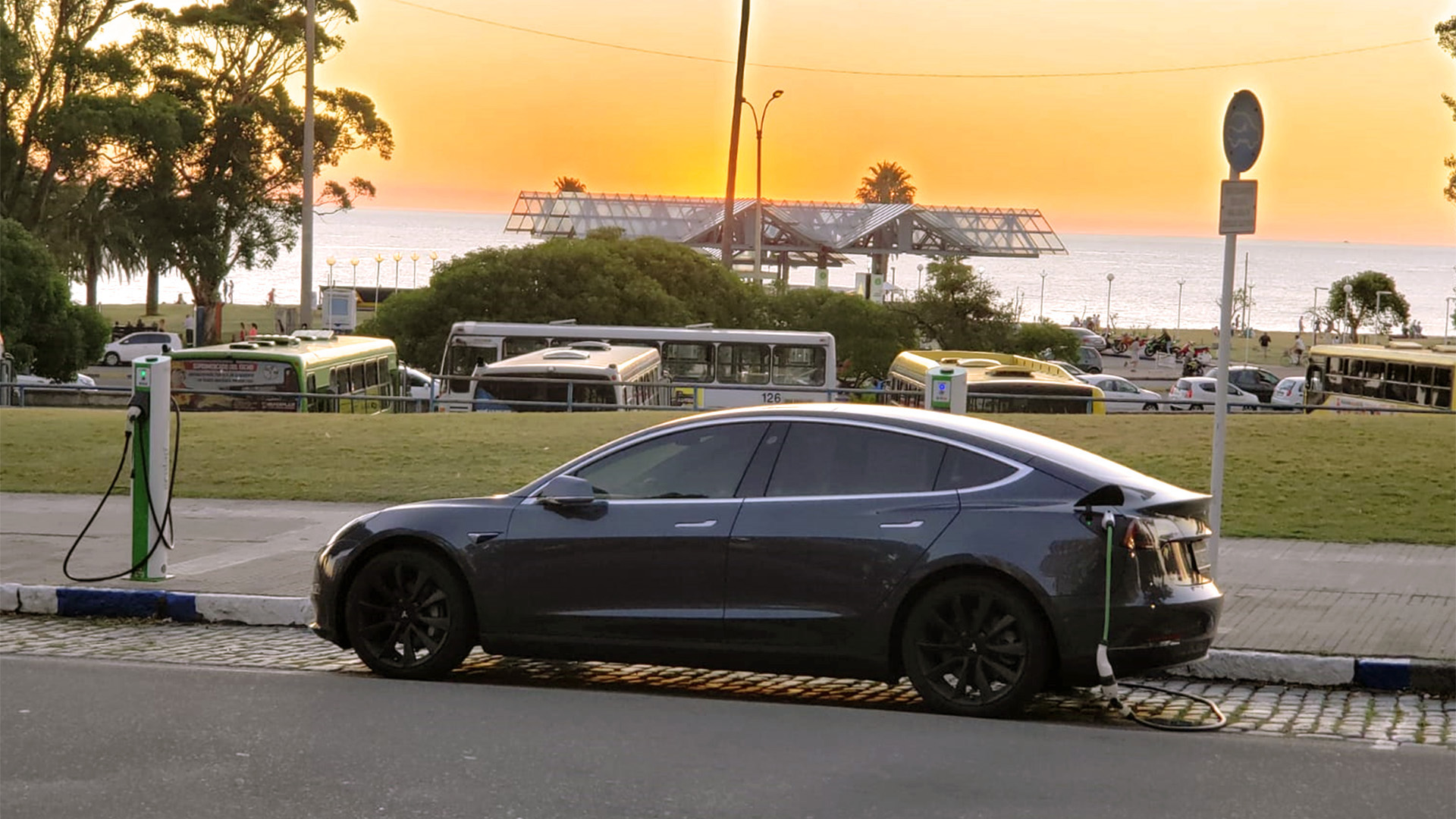 Un Tesla en Montevideo. La llegada de los autos eléctricos a Uruguay se aprecia en todos los segmentos. Los 60 que llegaron al país se vendieron en poco tiempo