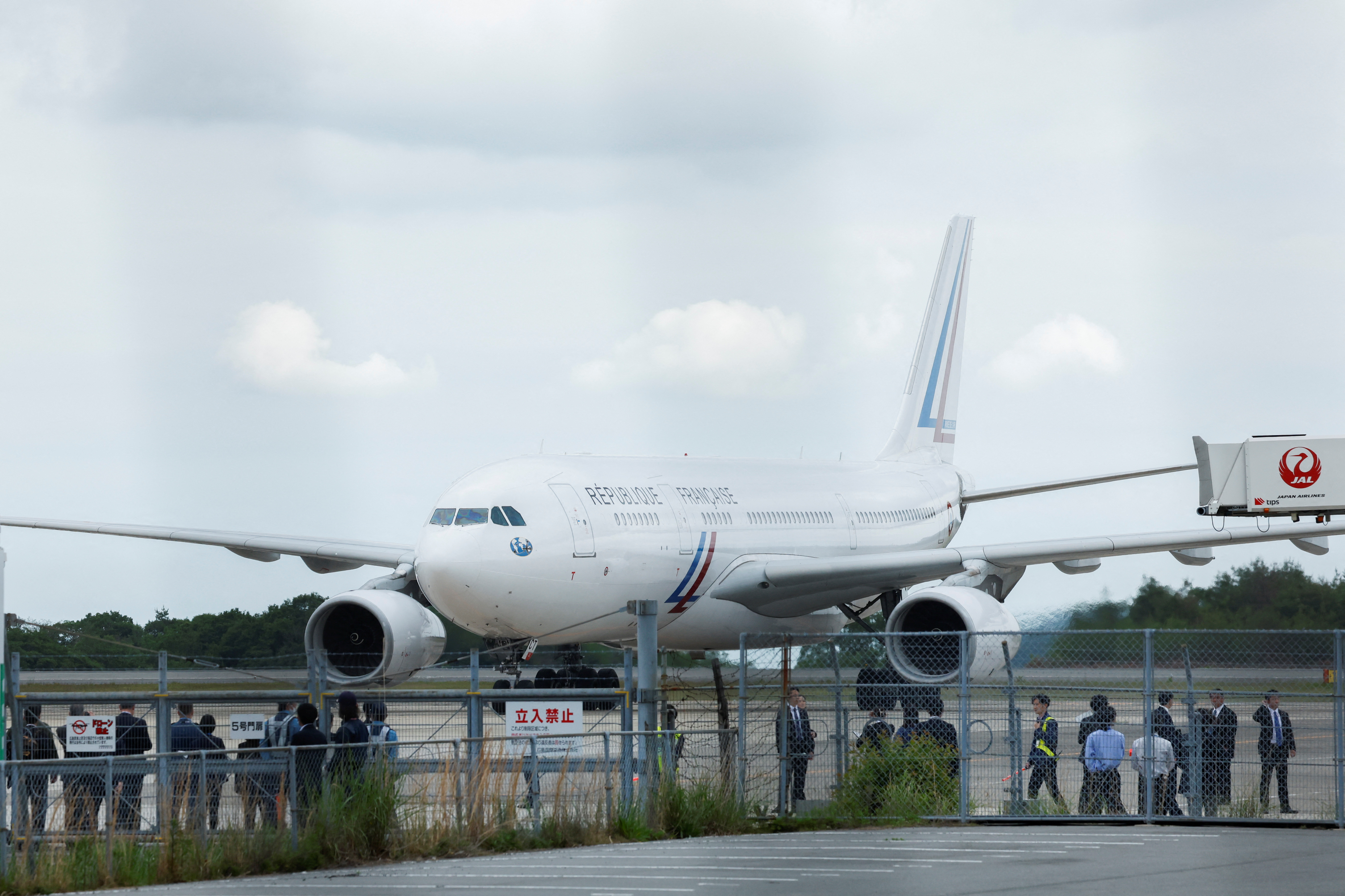 Al pie de la aeronave francesa se instaló una alfombra roja y le aguardaba un amplio despliegue de personal diplomático japonés, de seguridad y del aeropuerto. (REUTERS)