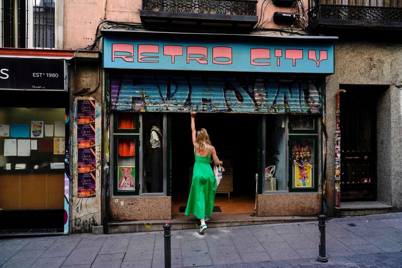 PHOTO DE FICHIER: Une femme ouvre une boutique dans un quartier d'affaires de Madrid, Espagne, le 27 juillet 2021. REUTERS / Juan Medin