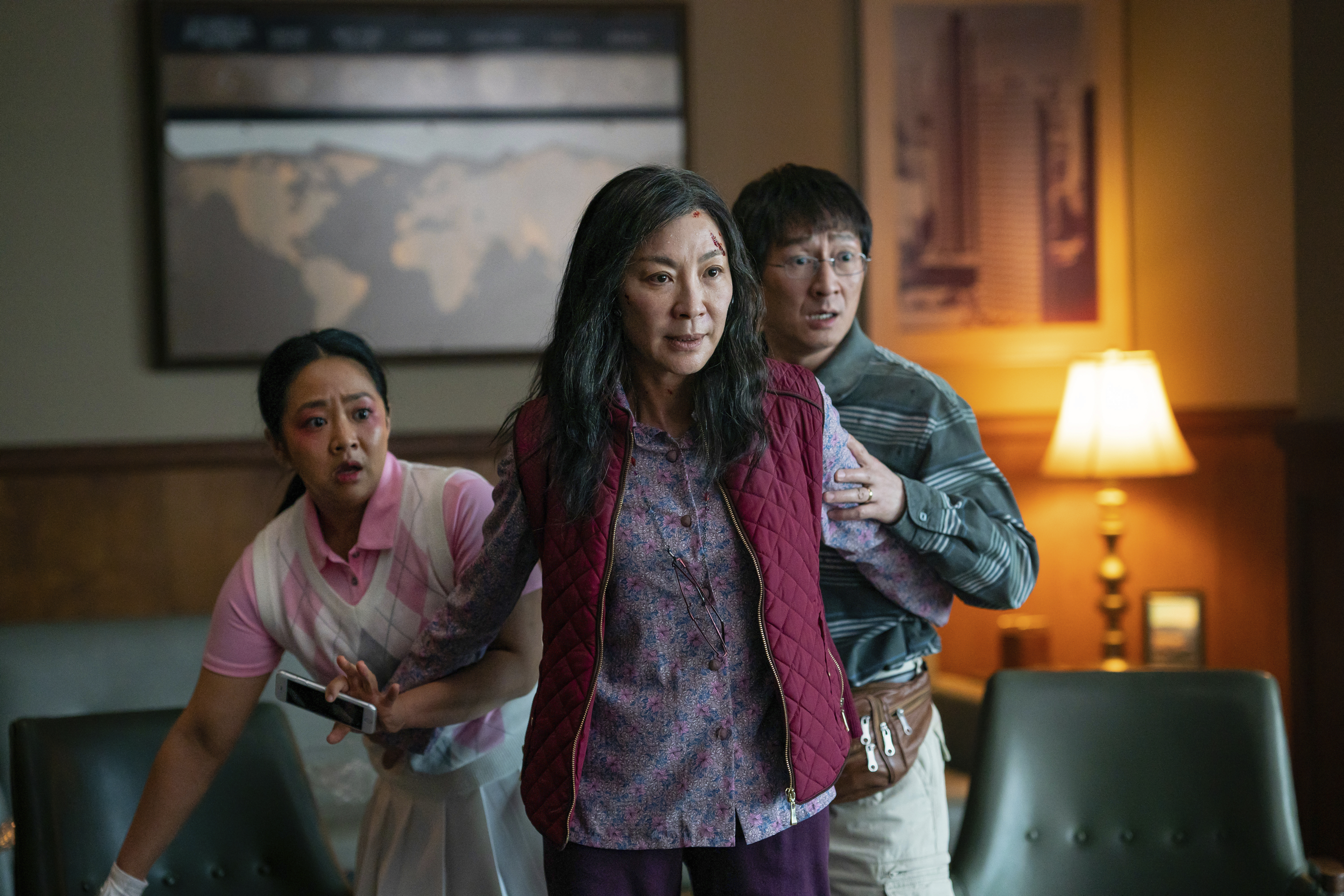 De izquierda a derecha, Stephanie Hsu, Michelle Yeoh y Ke Huy Quan en una escena de, "Everything Everywhere All At Once" (Foto: Allyson Riggs/A24 Films vía AP)