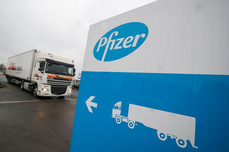 Foto del jueves ilustrativa de un camión refrigerado de Pfizer en la planta de la empresa en Puurs, Belgica. 
Dic 3, 2020. REUTERS/Yves Herman