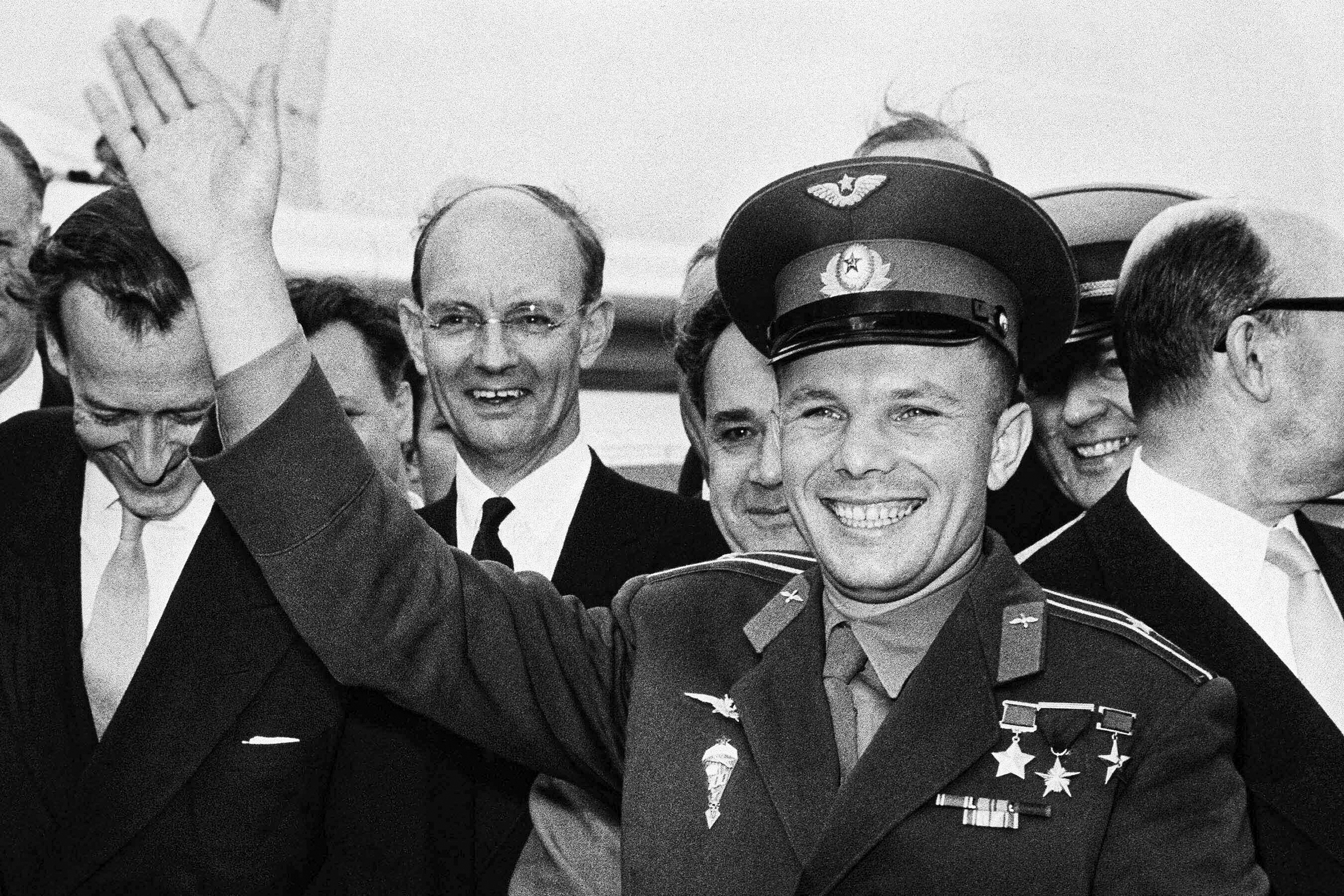 Yuri Gagarin saluda después de llegar al aeropuerto de Londres, para una visita privada como invitado de la feria comercial rusa, el 11 de julio de 1961. El exitoso vuelo de una órbita el 12 de abril de 1961 convirtió a Gagarin, de 27 años, en un héroe nacional y consolidó la supremacía soviética en el espacio hasta que Estados Unidos puso a un hombre en la luna más de ocho años después (Foto/Archivo AP)