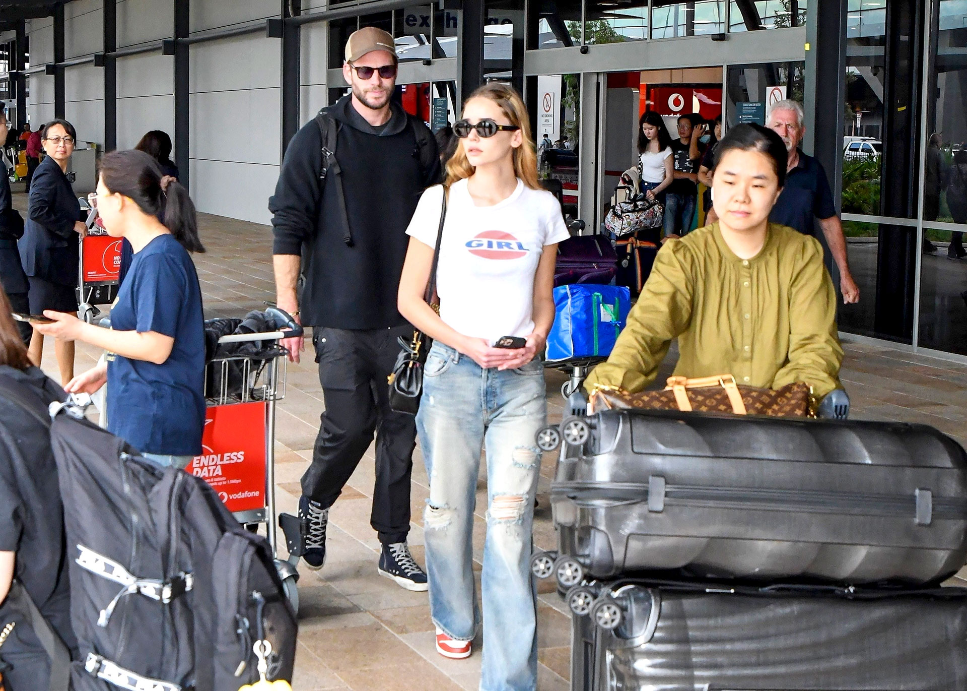 Liam Hemsworth y Gabriella Brooks regresaron a Australia luego de cumplir con compromisos laborales en Los Ángeles. Fueron fotografiados en el aeropuerto, caminando entre los pasajeros, con destino a su hogar a retomar con su rutina habitual