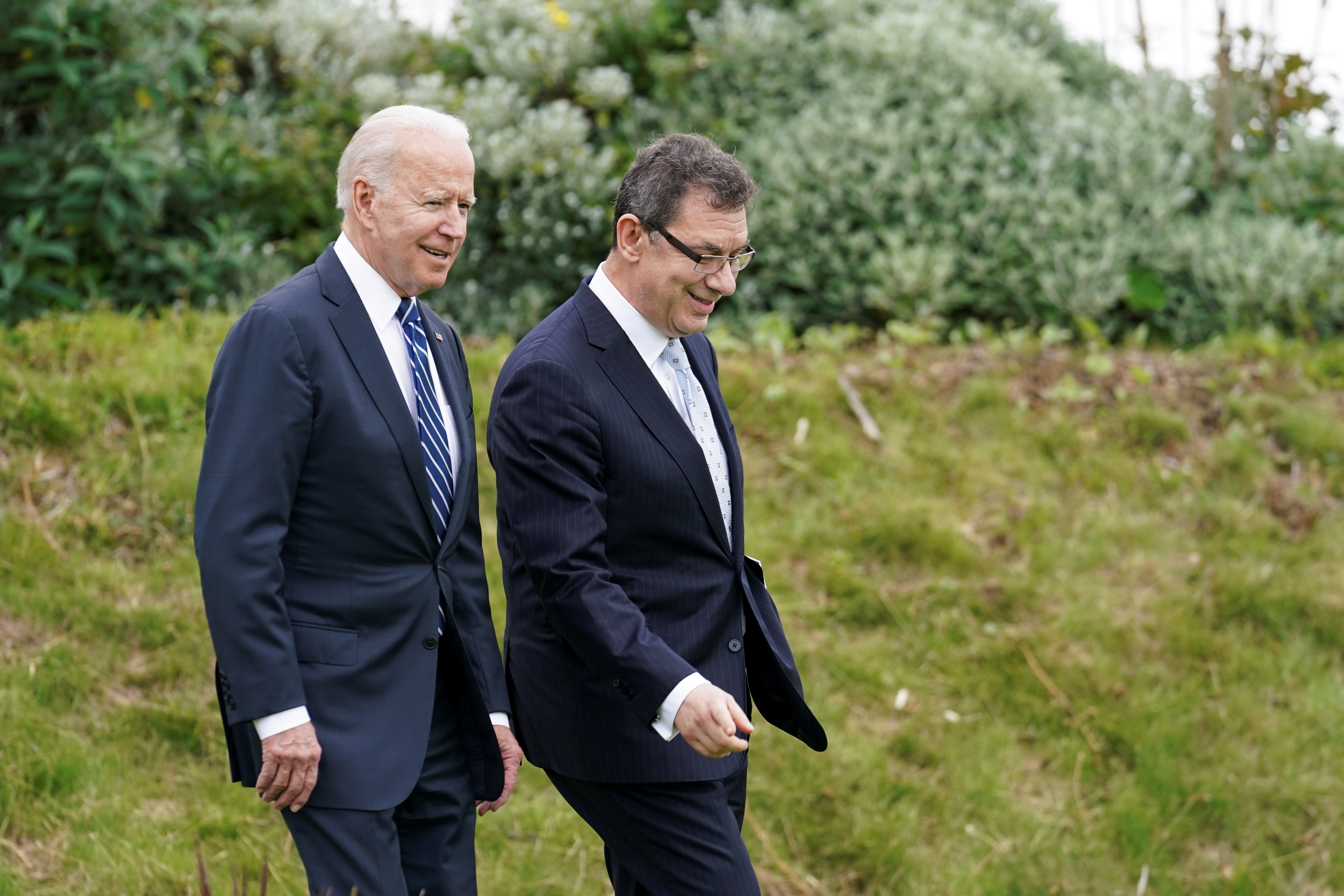 El presidente Joe Biden y el CEO de Pfizer, Albert Bourla (Foto: REUTERS)