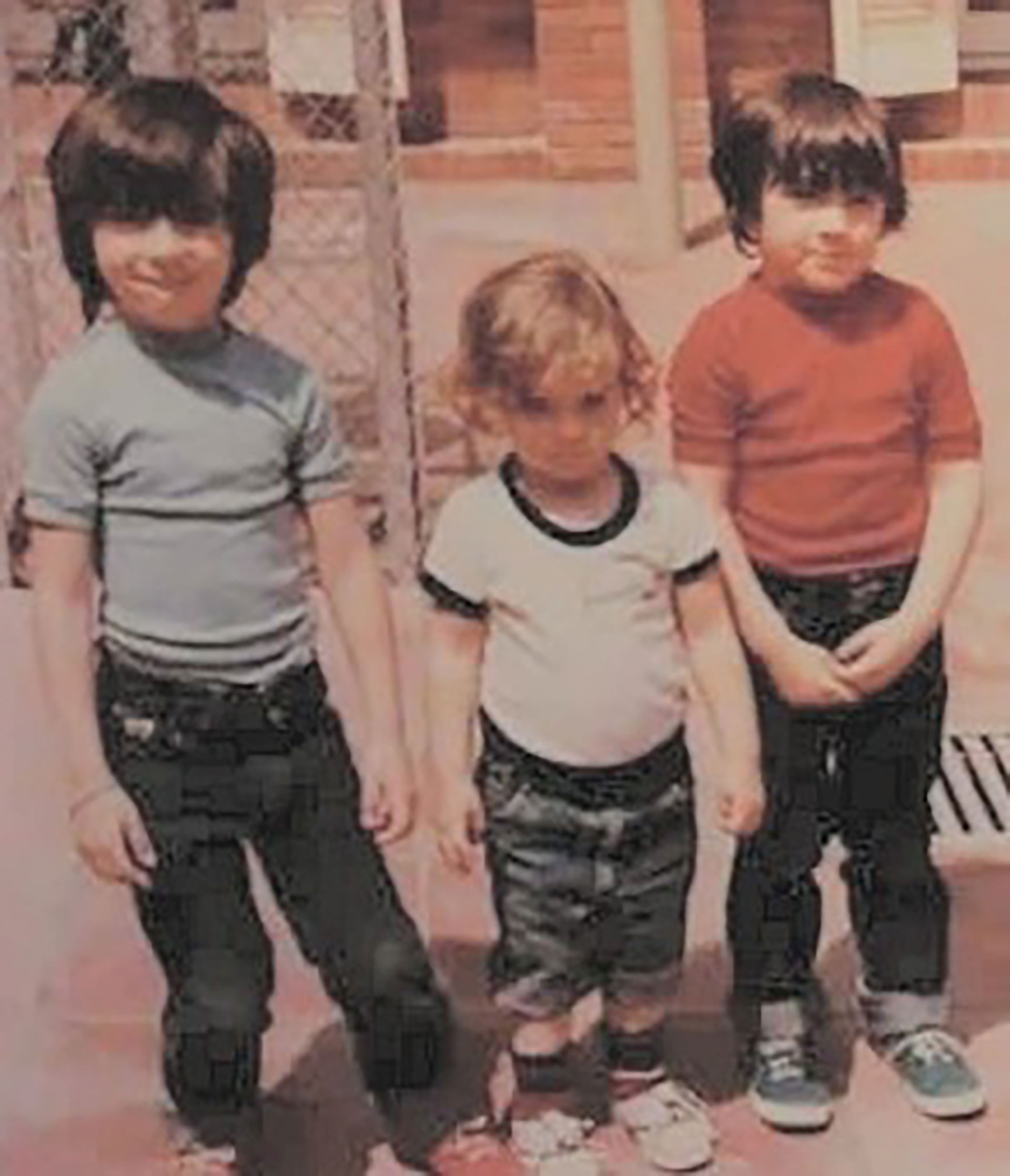 Elvira (2), Ricard (4) y Ramón (6) fueron abandonados en la estación de tren Francia, en Barcelona, en 1984. No podían recordar los nombres de sus padres ni dónde habían vivido (Facebook En búsqueda de nuestros padres)